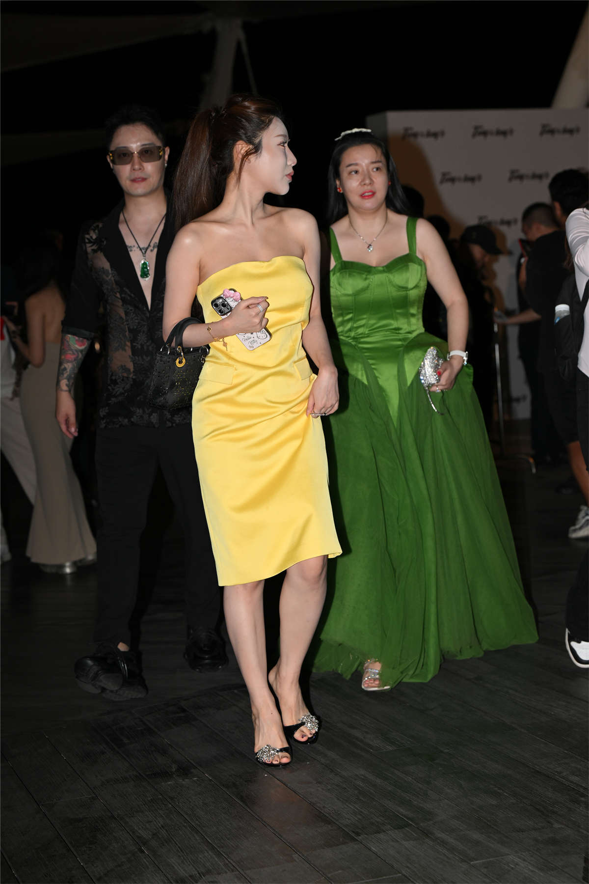 图片[2]-亮眼的黄色抹胸裙-日更街拍