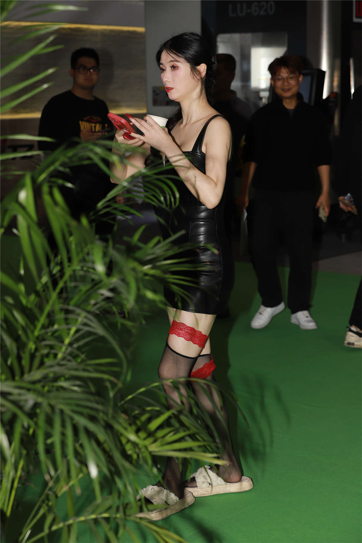 图片[2]-吊带皮裙-日更街拍