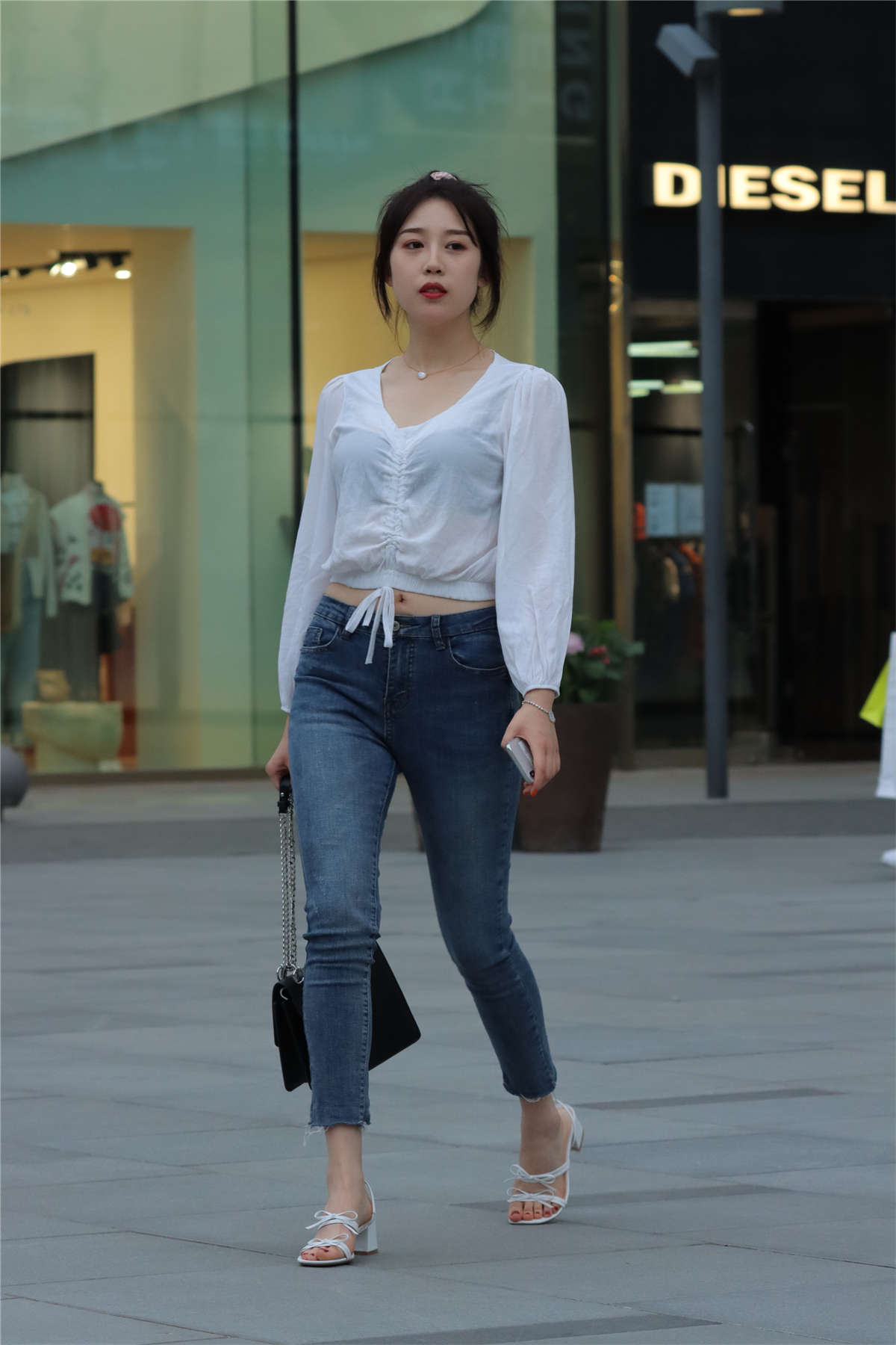 牛仔裤甜美清新-日更街拍