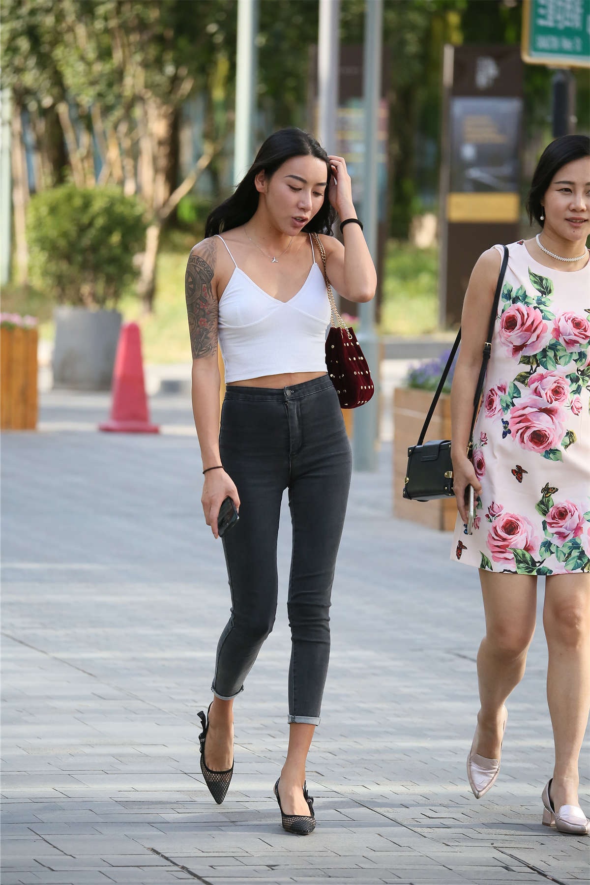 图片[2]-高挑花臂牛仔裤-日更街拍