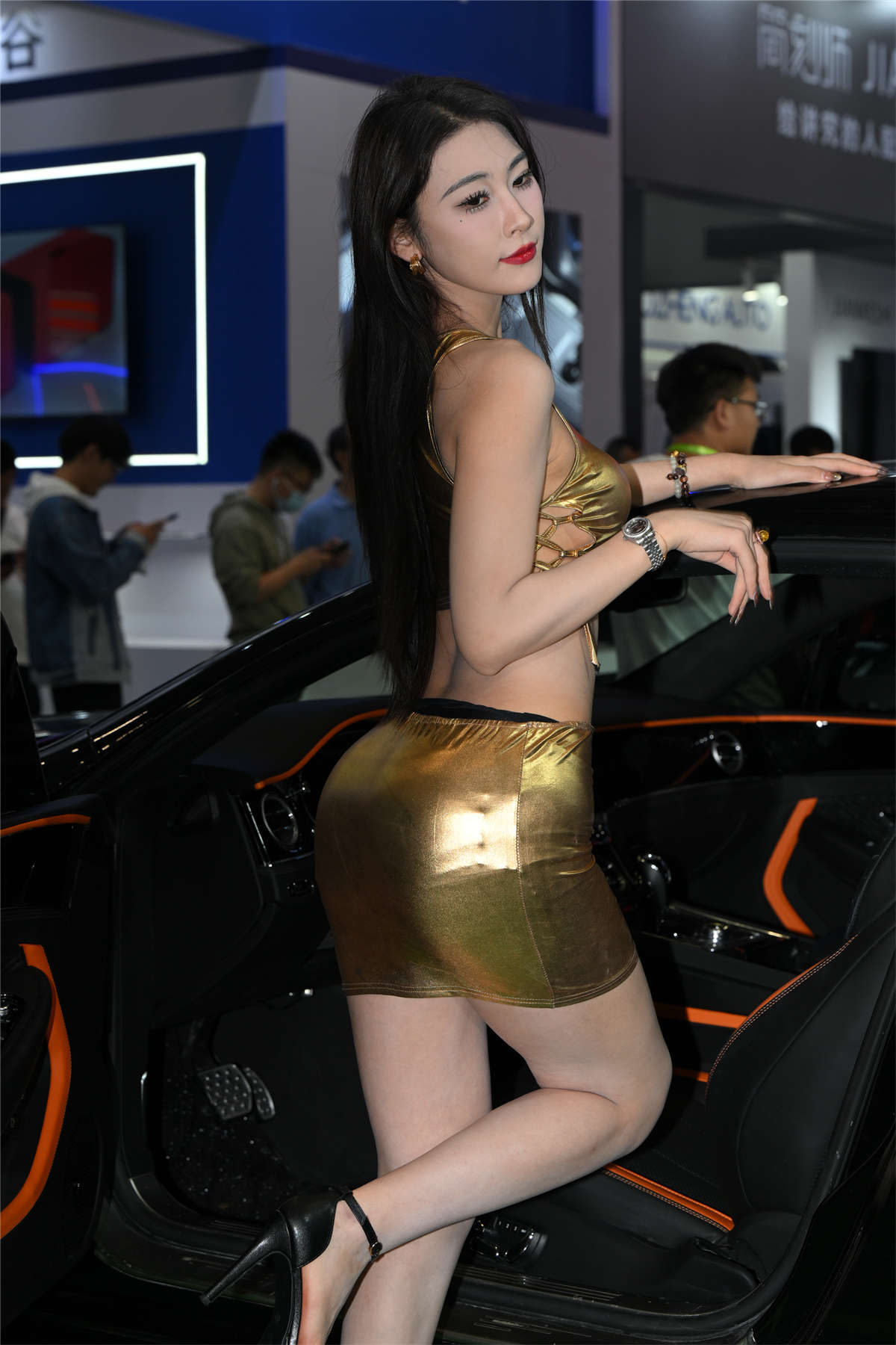 图片[2]-金色皮裙-日更街拍