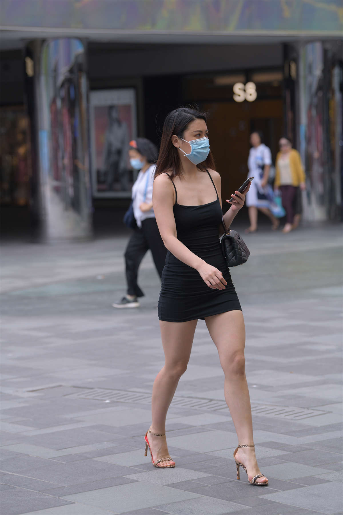 图片[2]-简约黑色吊带裙-日更街拍