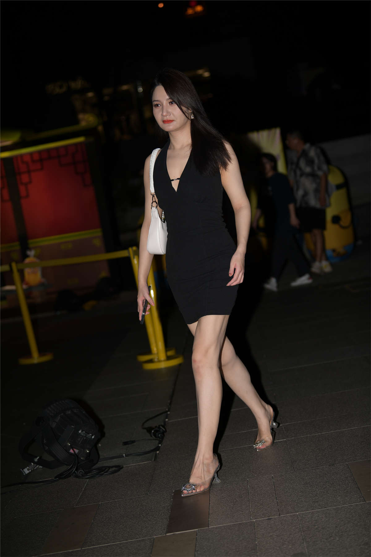 图片[2]-黑色吊带裙-日更街拍