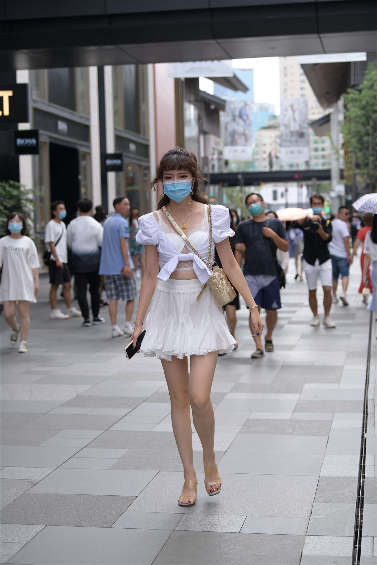 高挑白色连衣裙-日更街拍
