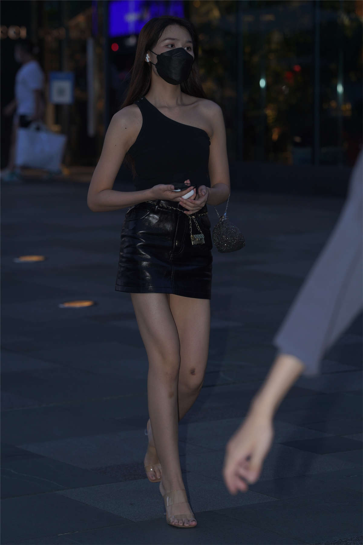 图片[2]-靓丽黑色皮裙-日更街拍