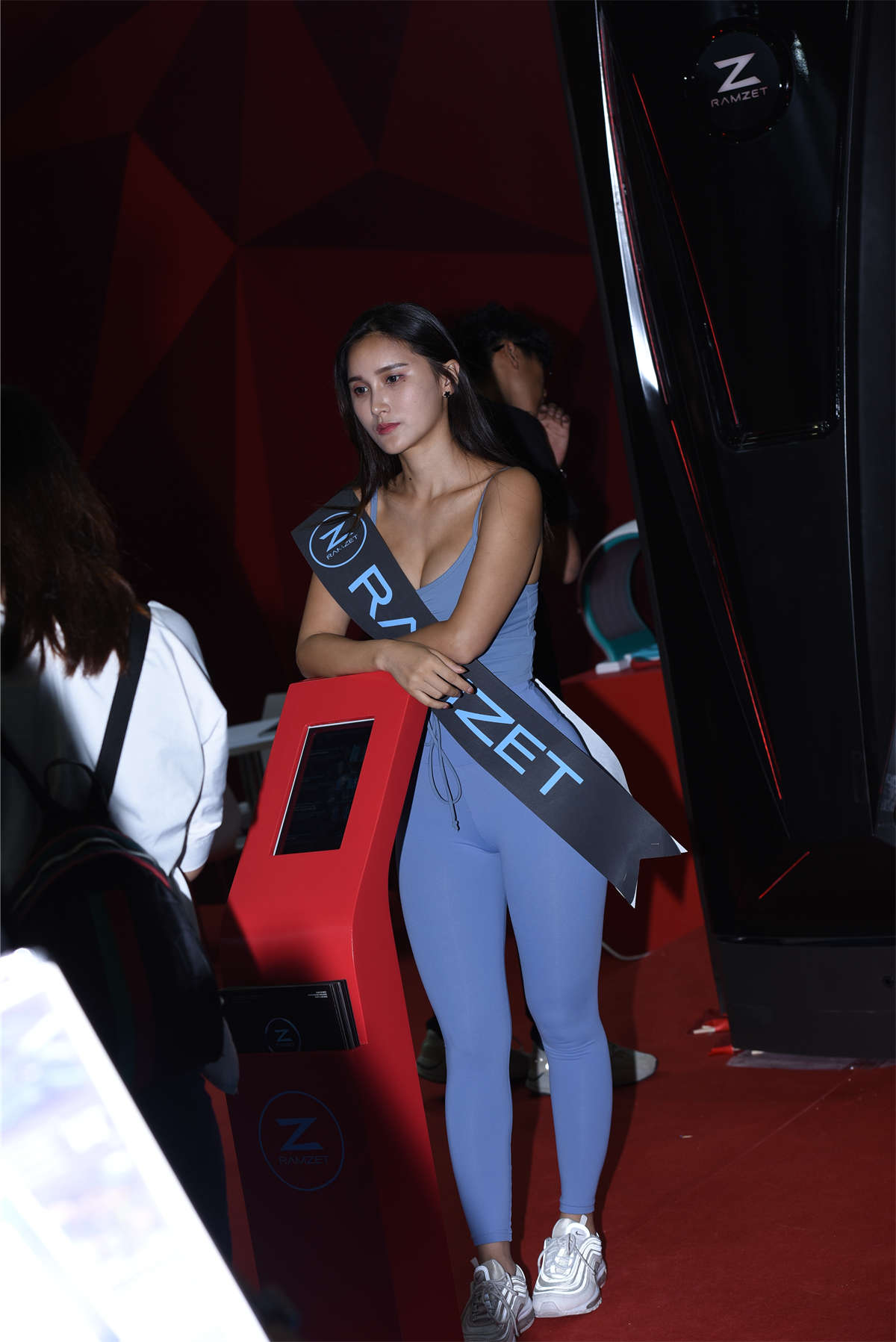 图片[2]-蓝色瑜伽运动装-日更街拍