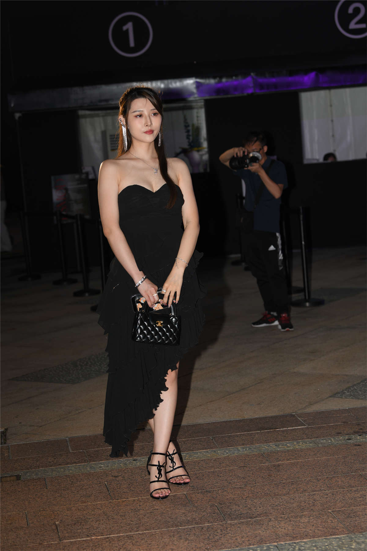 图片[2]-设计感黑色裙装-日更街拍