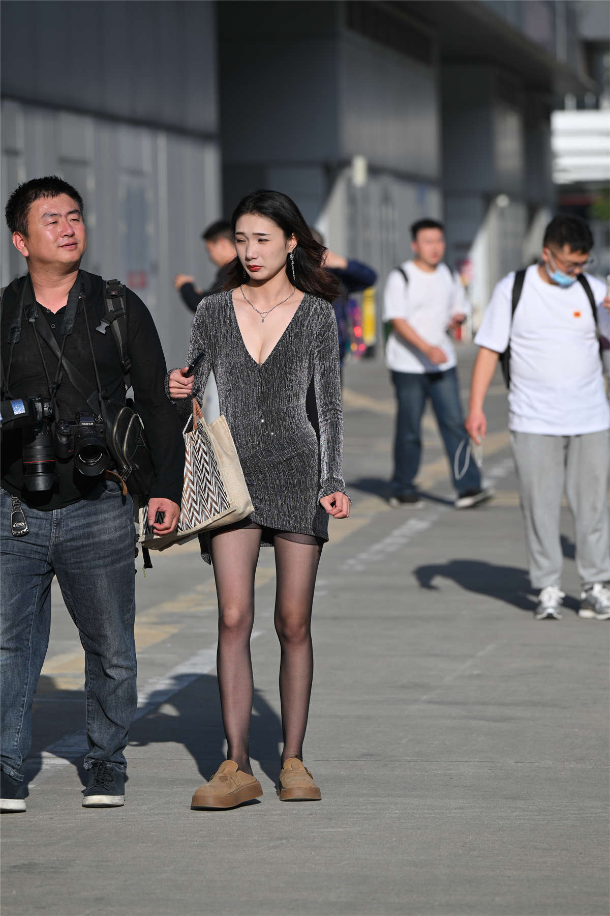 图片[2]-迷人修身短裙-日更街拍