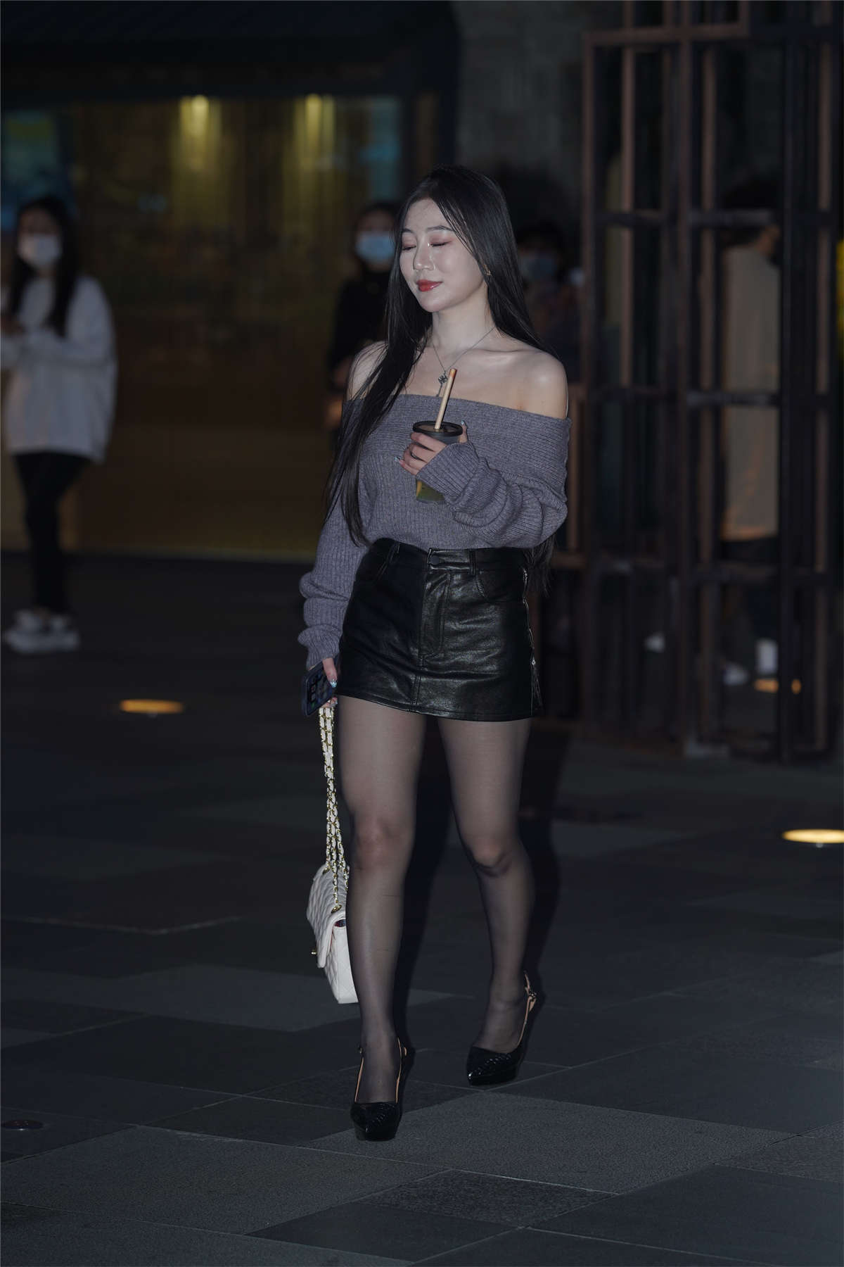 图片[2]-时尚黑色皮短裤-日更街拍