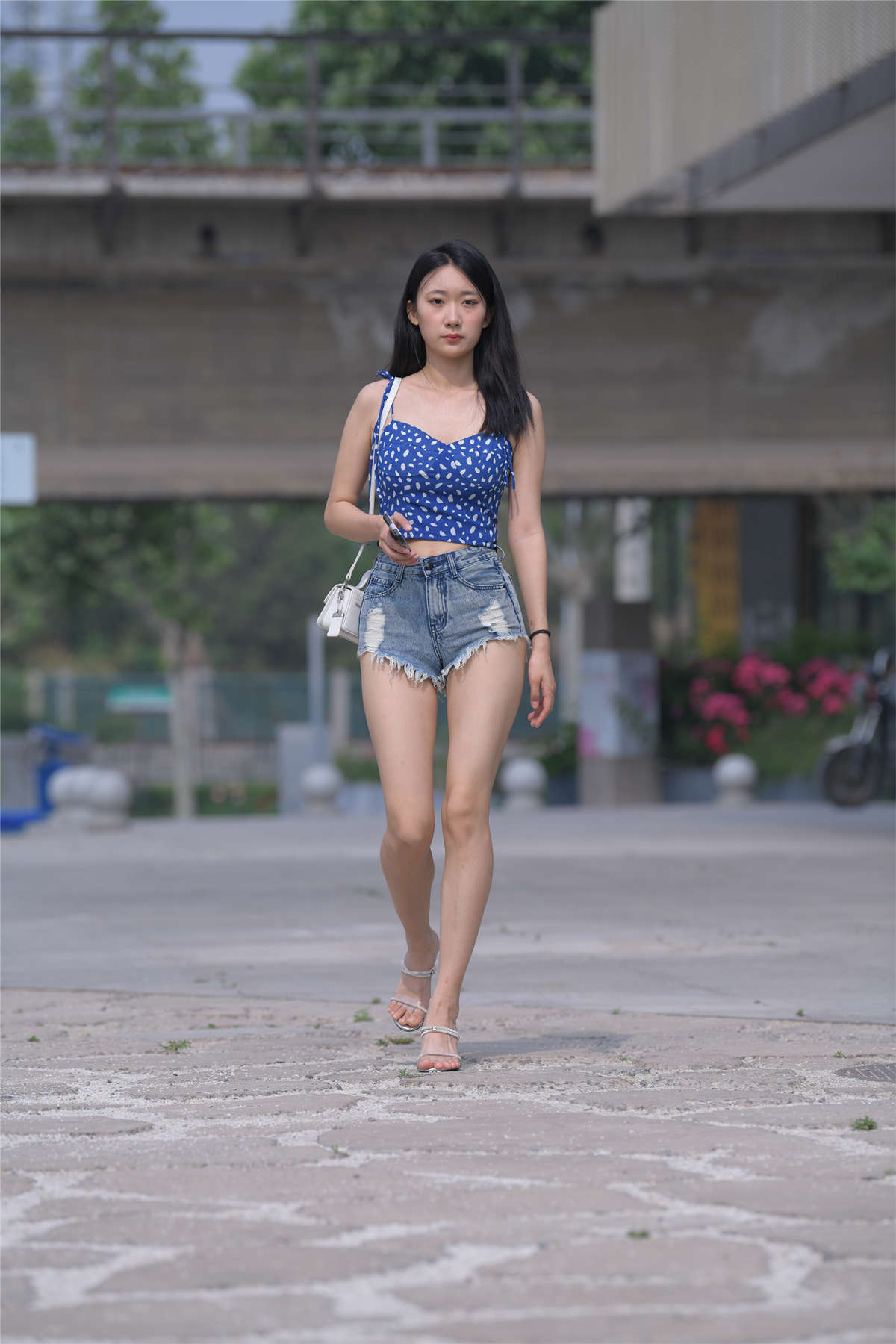 图片[2]-[魔镜原创摄影] 牛仔热裤美女-日更街拍