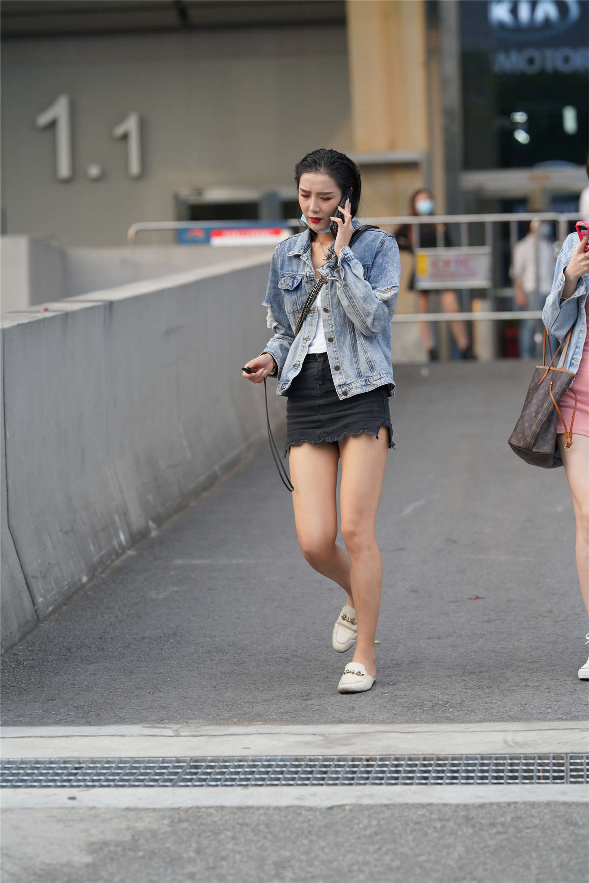 图片[2]-黑色短裙美腿-日更街拍