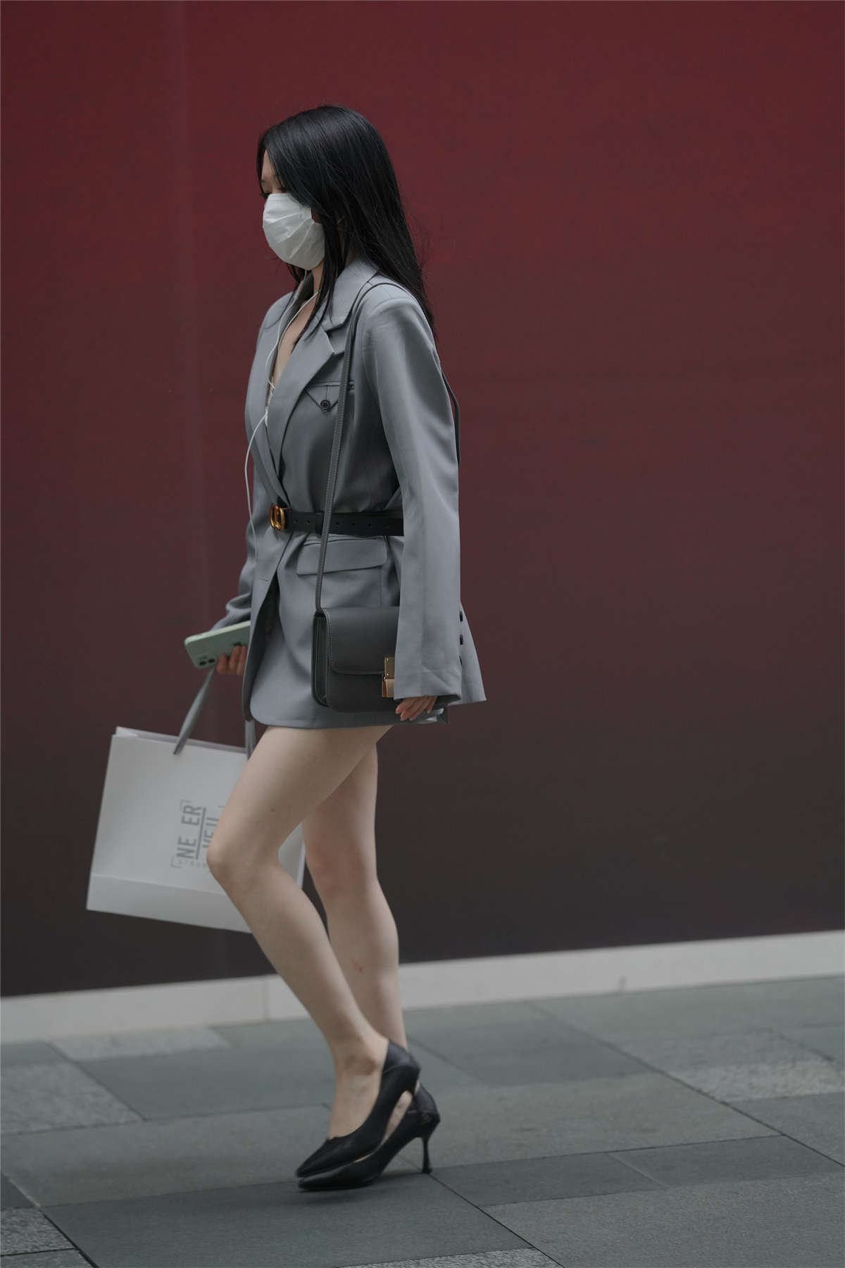 灰色西装美腿高跟-日更街拍