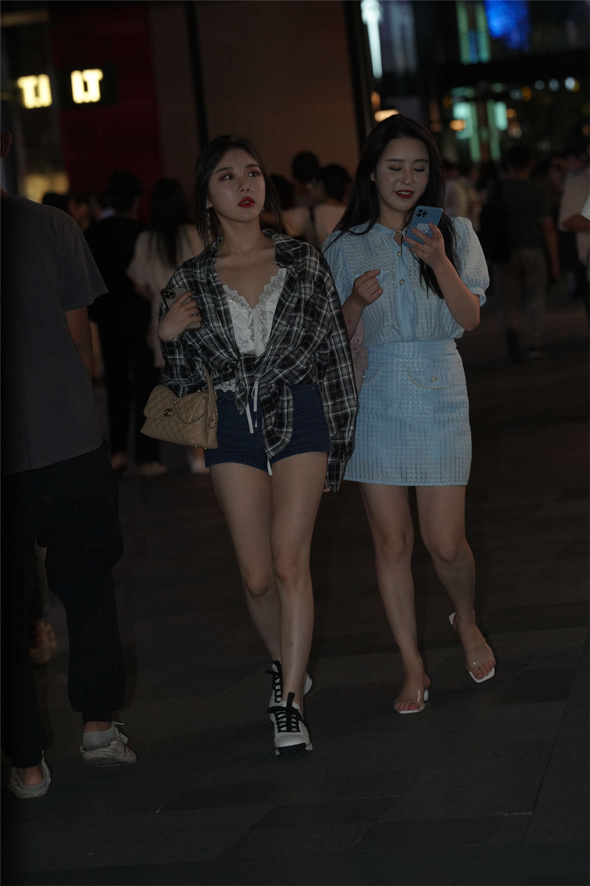 图片[2]-蓝色热裤美腿-日更街拍