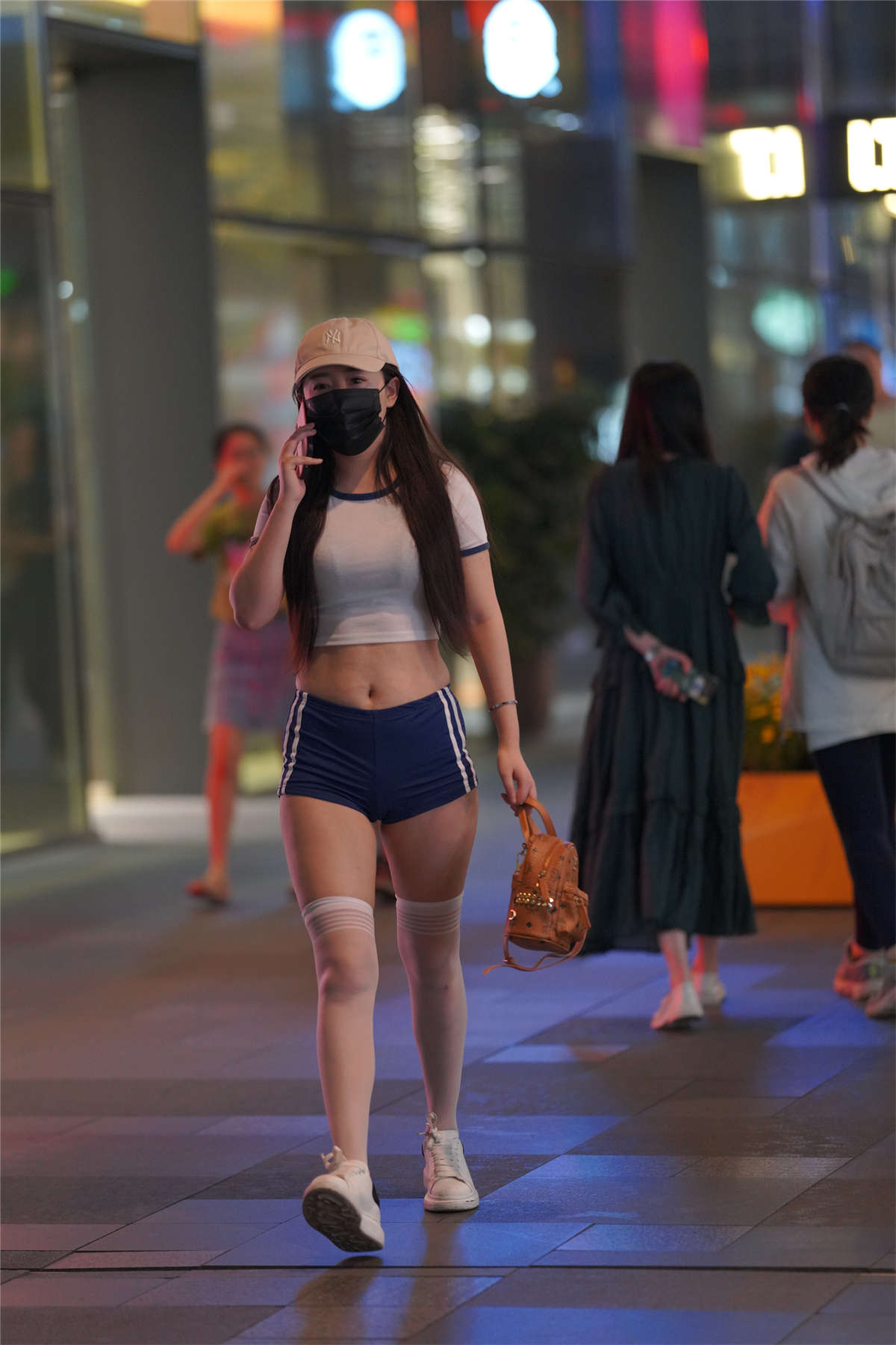 图片[2]-蓝色热裤白色中长袜-日更街拍