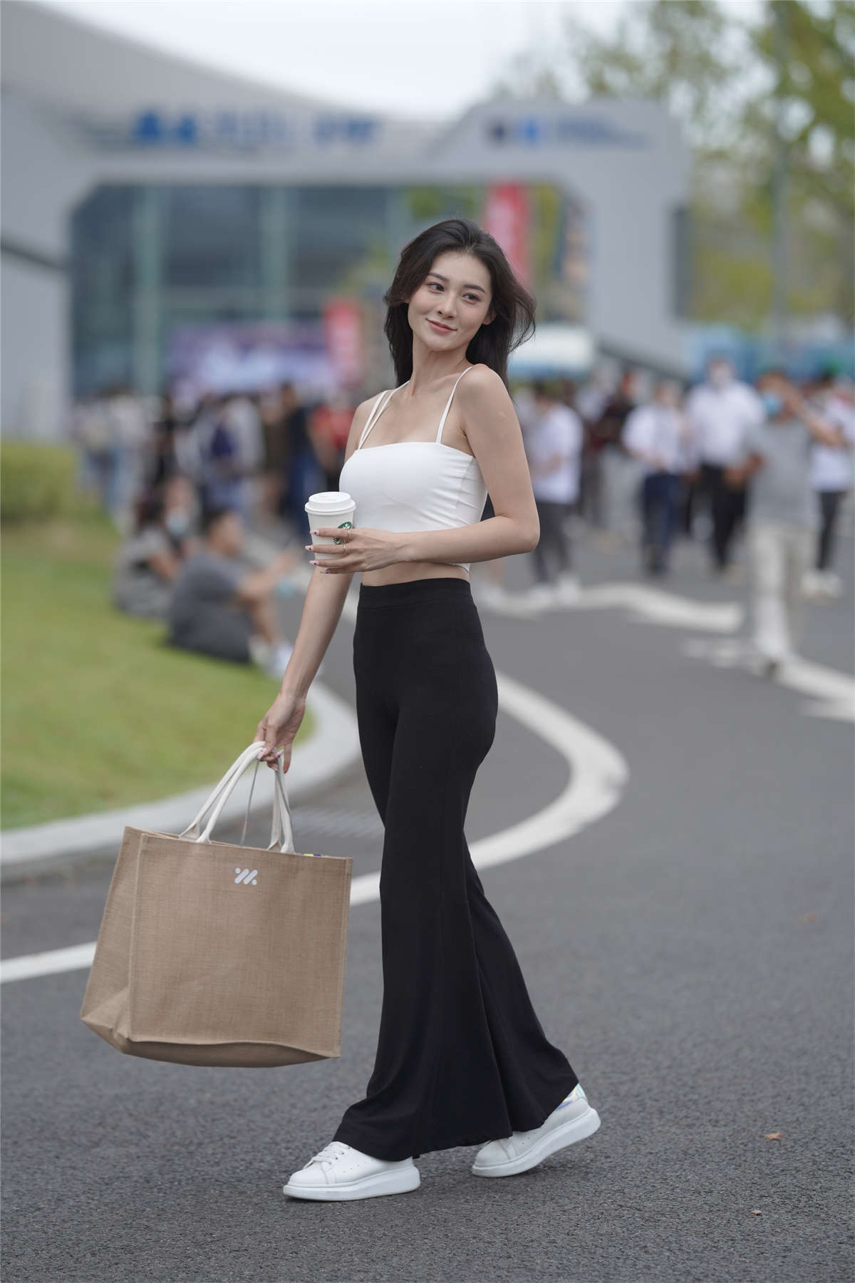 黑白搭配好身材-日更街拍