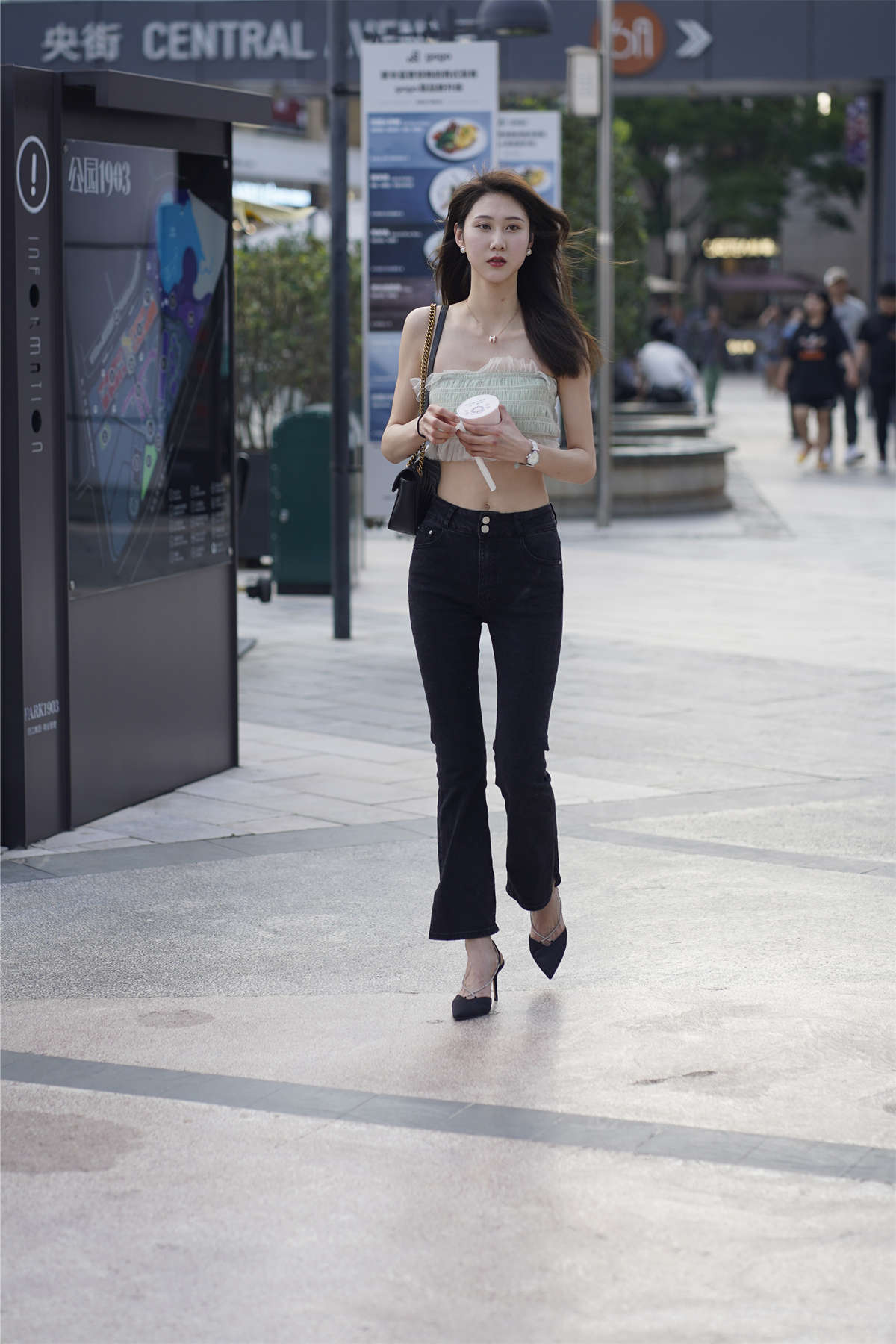 图片[2]-黑色紧牛美腿凉高香肩-日更街拍