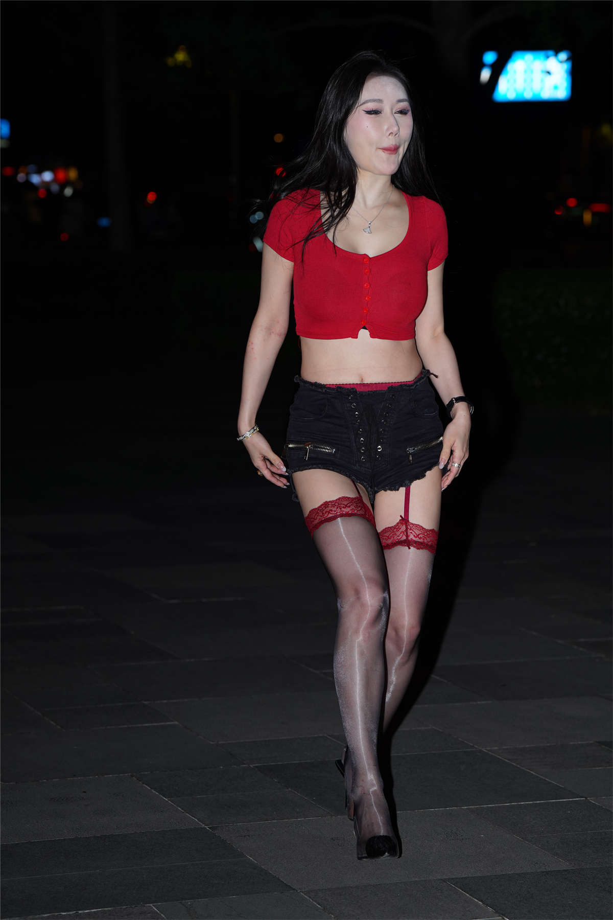 图片[2]-牛仔短裤红黑搭配-日更街拍