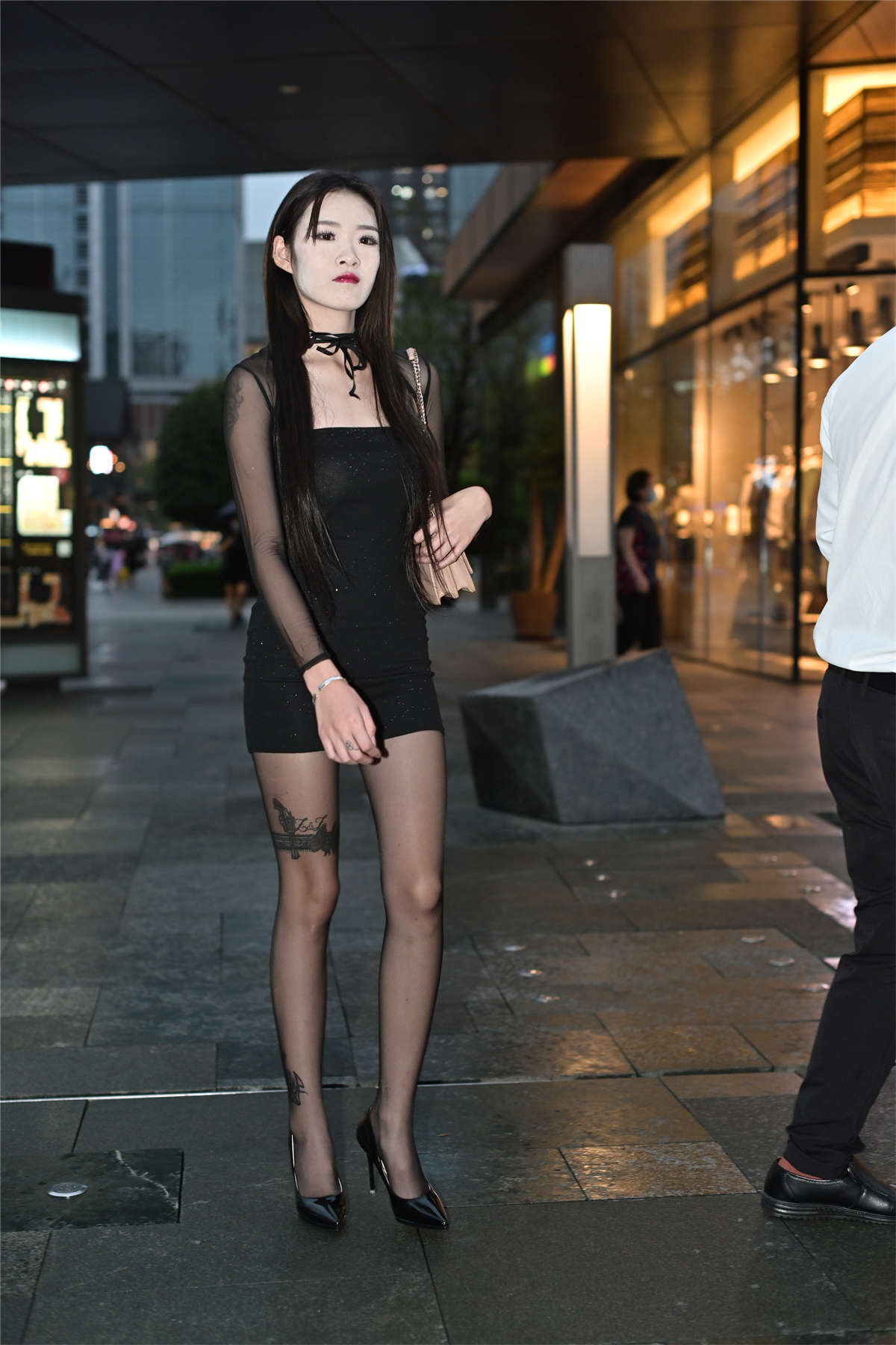 黑色紧身包臀裙黑丝美腿-日更街拍