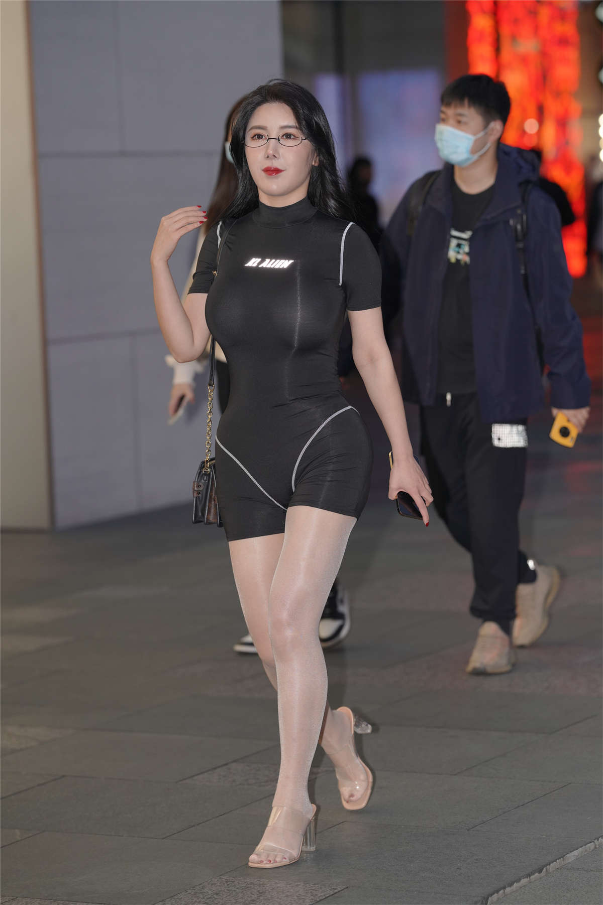 黑色连体衣肉丝小蛮腰-日更街拍