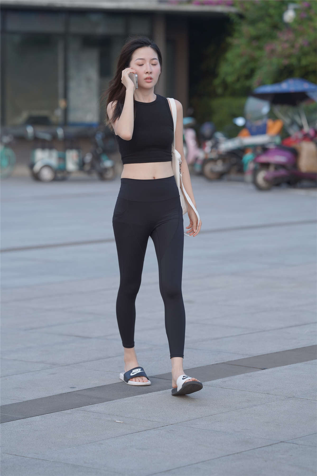 黑色运动装魅力显白-日更街拍