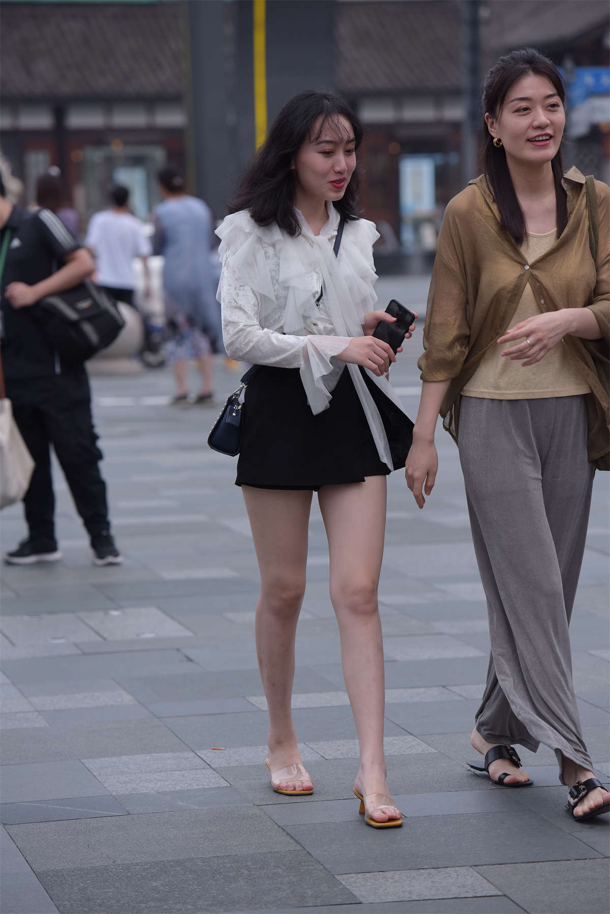 图片[2]-黑色短裤美腿凉高-日更街拍