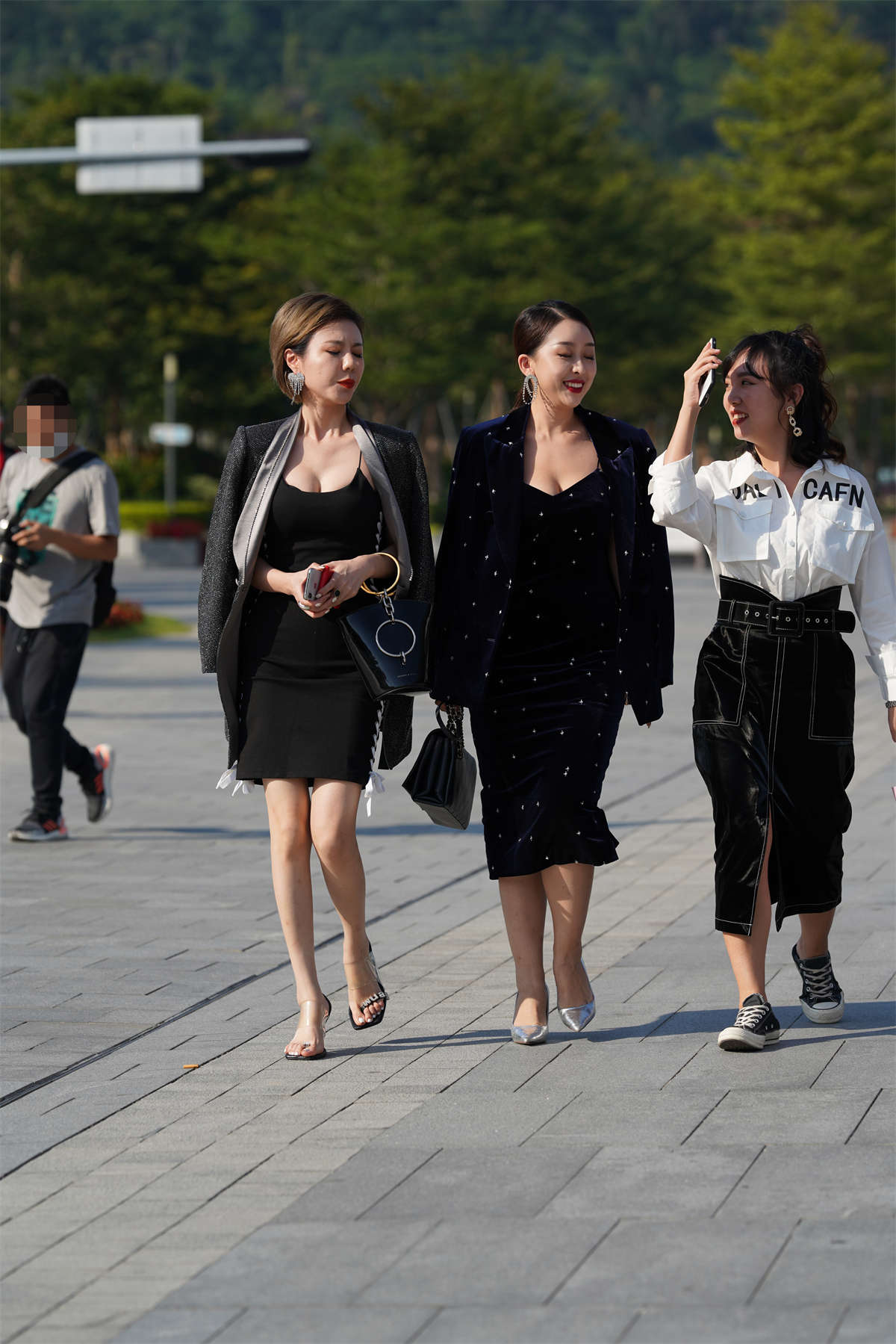 图片[2]-黑色紧身包臀裙短发熟女-日更街拍