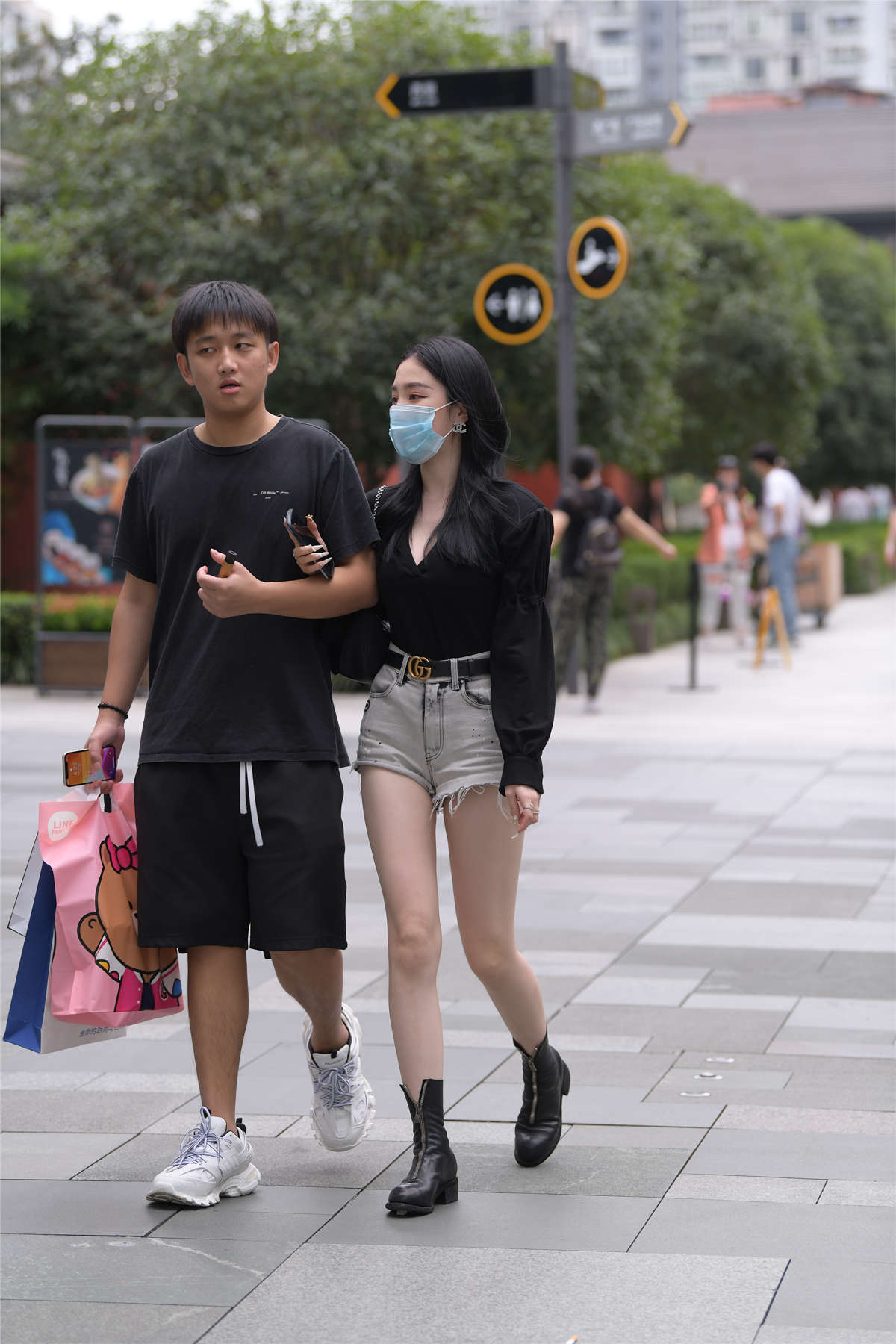 灰色热裤美腿短靴-日更街拍