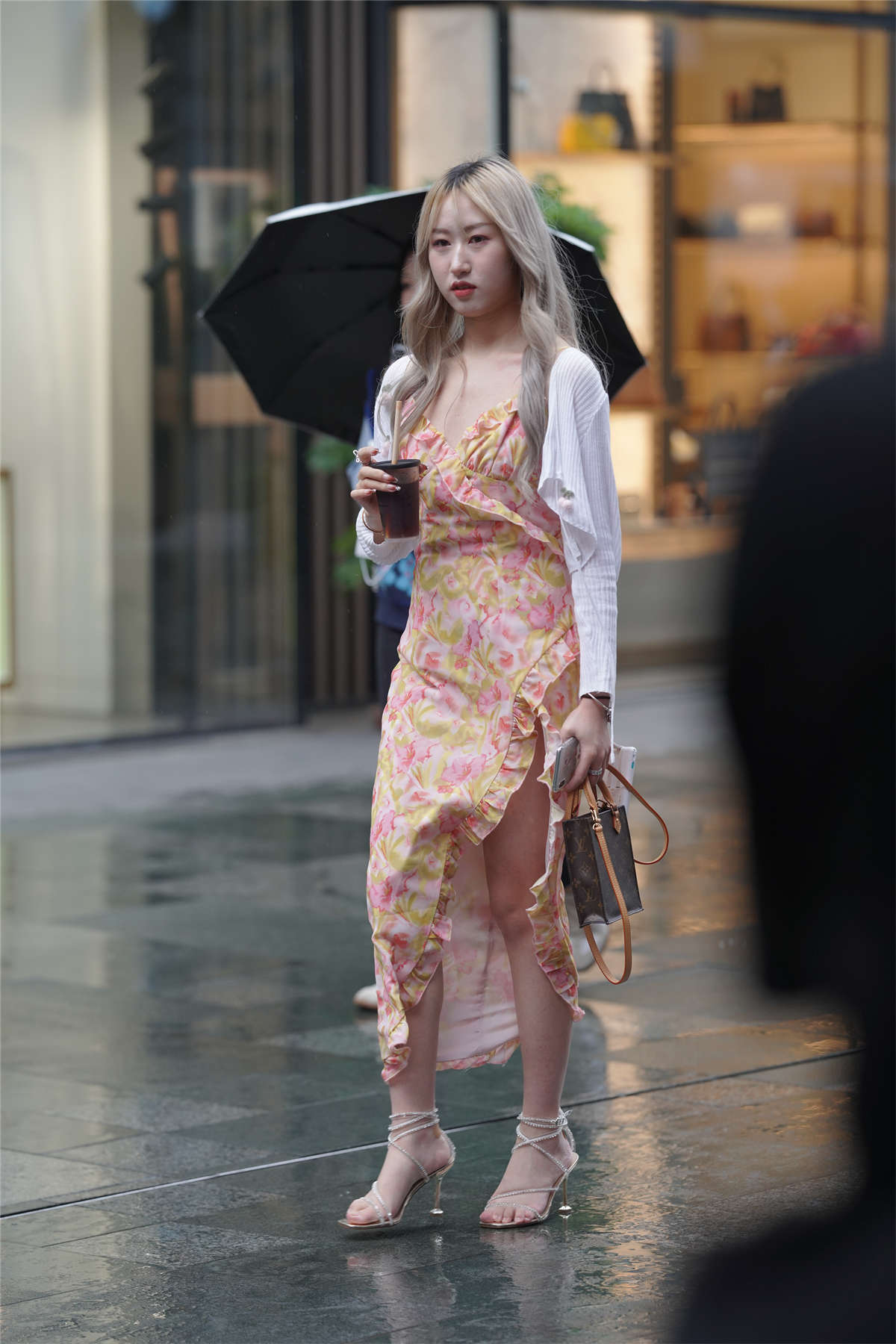 图片[2]-花色长裙美腿-日更街拍