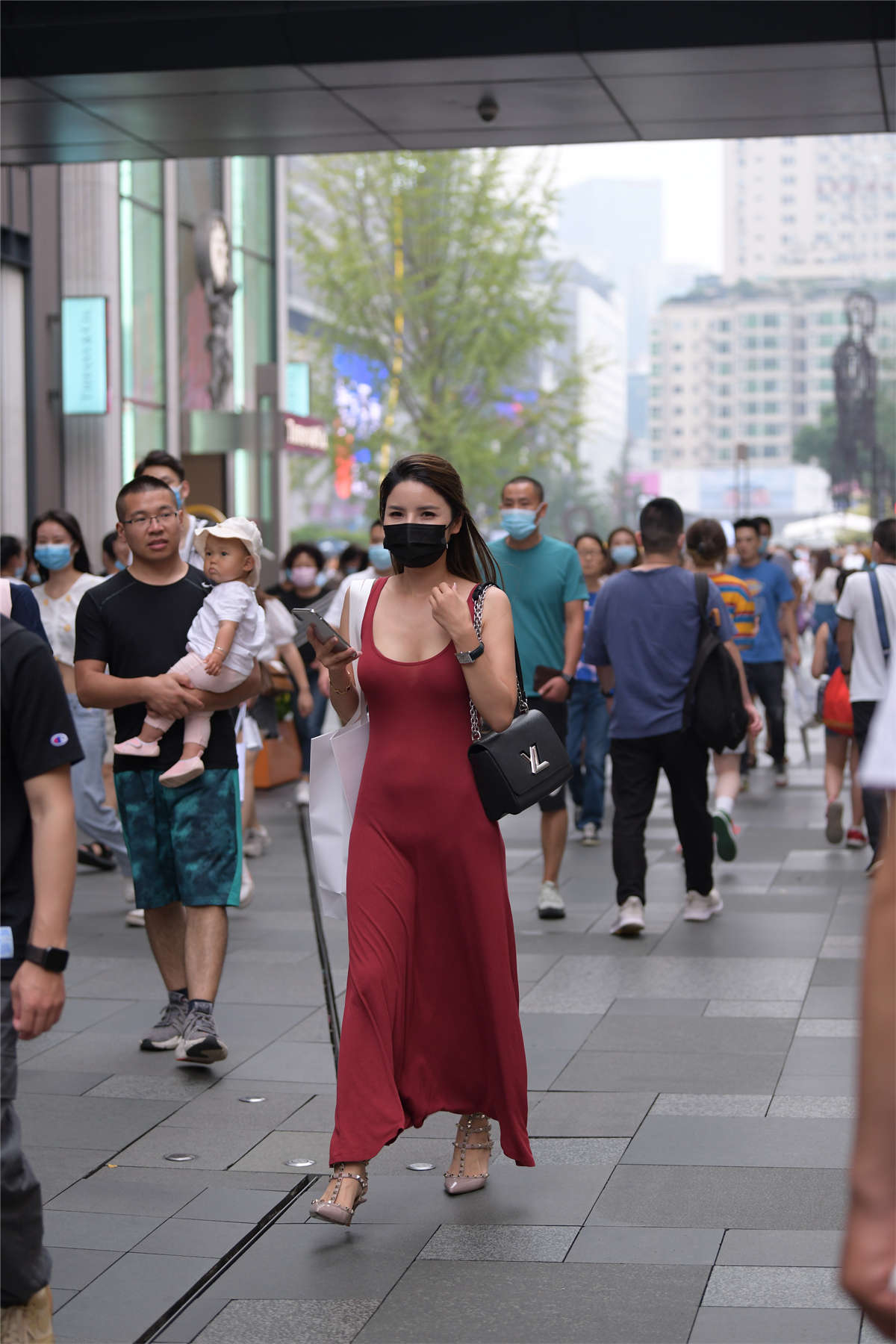 红色紧身包臀长裙-日更街拍