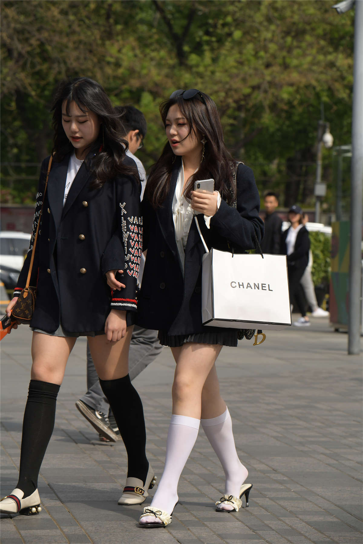 图片[2]-灰色短裙白色中长袜-日更街拍