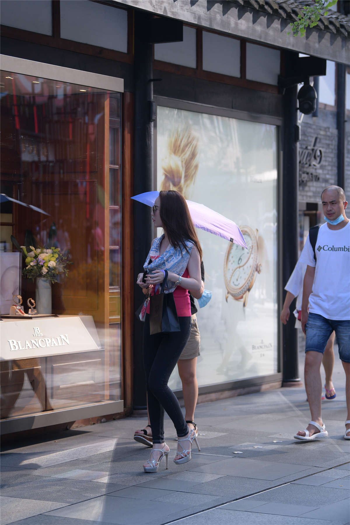 图片[2]-黑色紧牛白嫩美腿-日更街拍