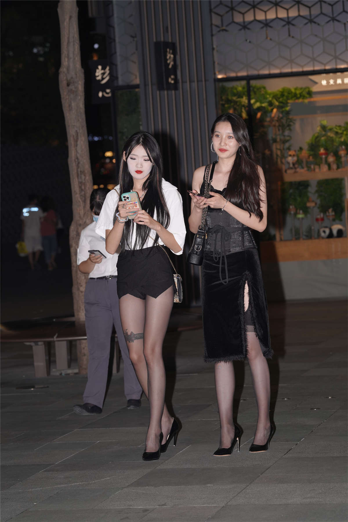 图片[2]-黑色紧身包臀裙黑丝-日更街拍