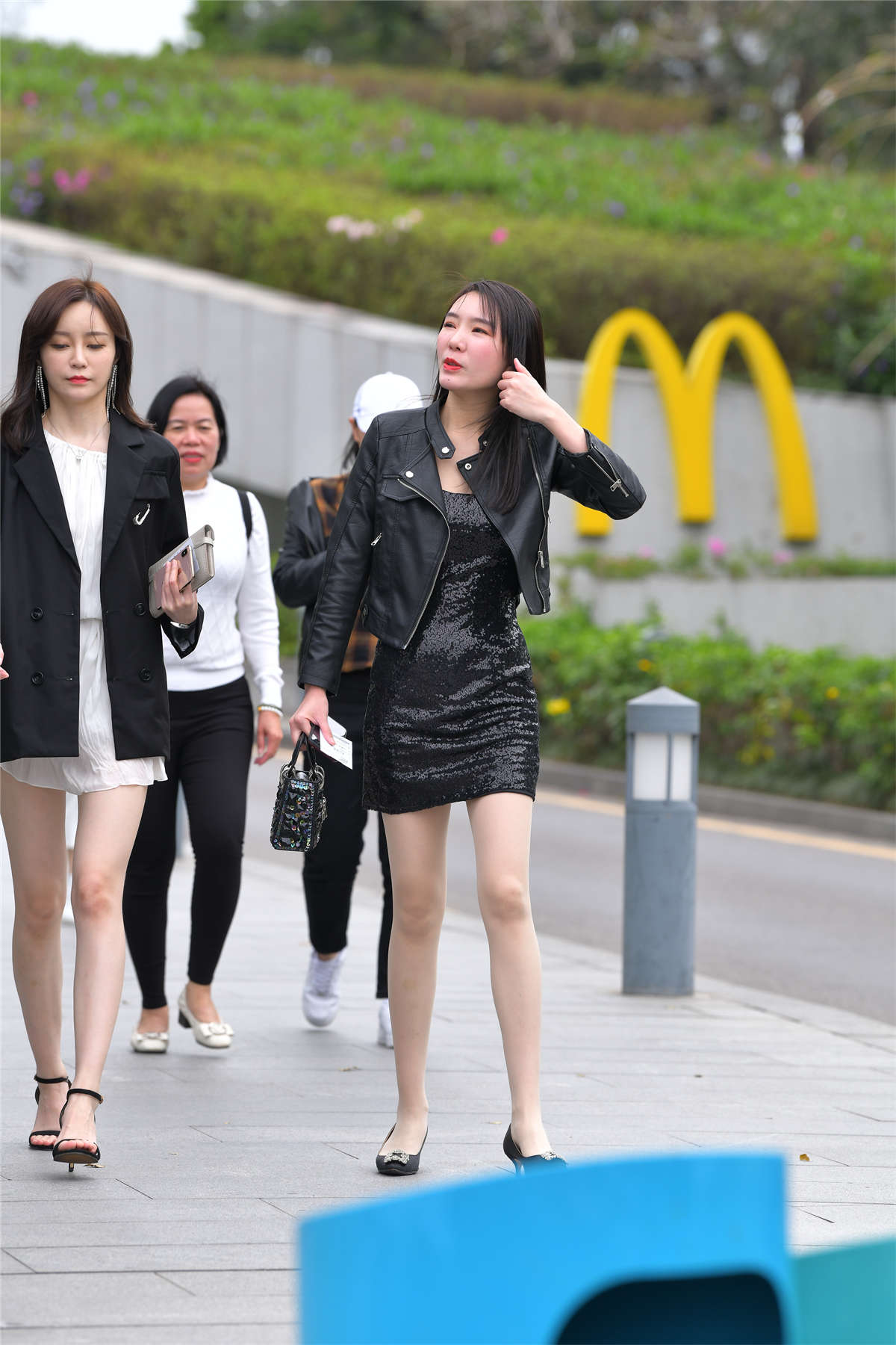 图片[2]-黑色紧身包臀裙肉丝-日更街拍