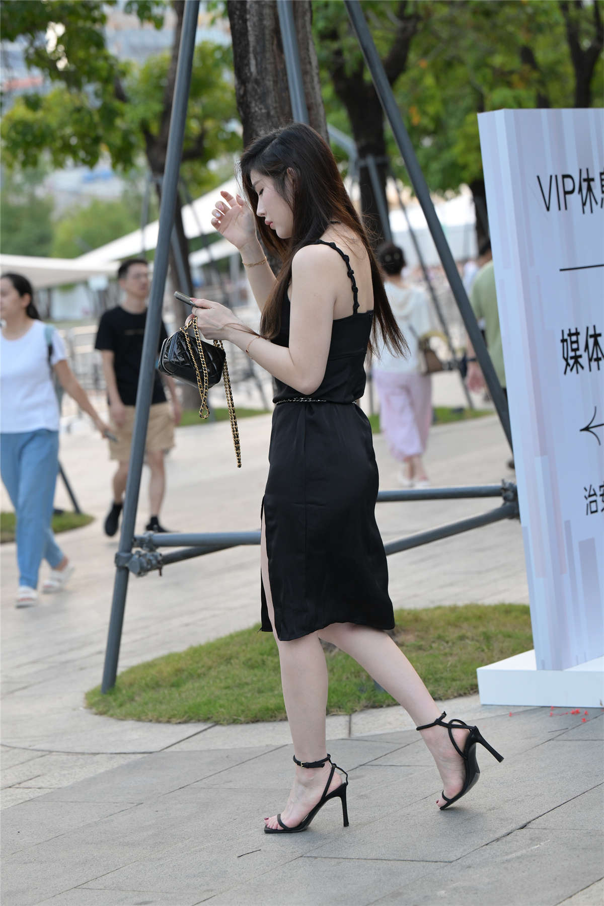 图片[2]-黑色吊带裙-日更街拍