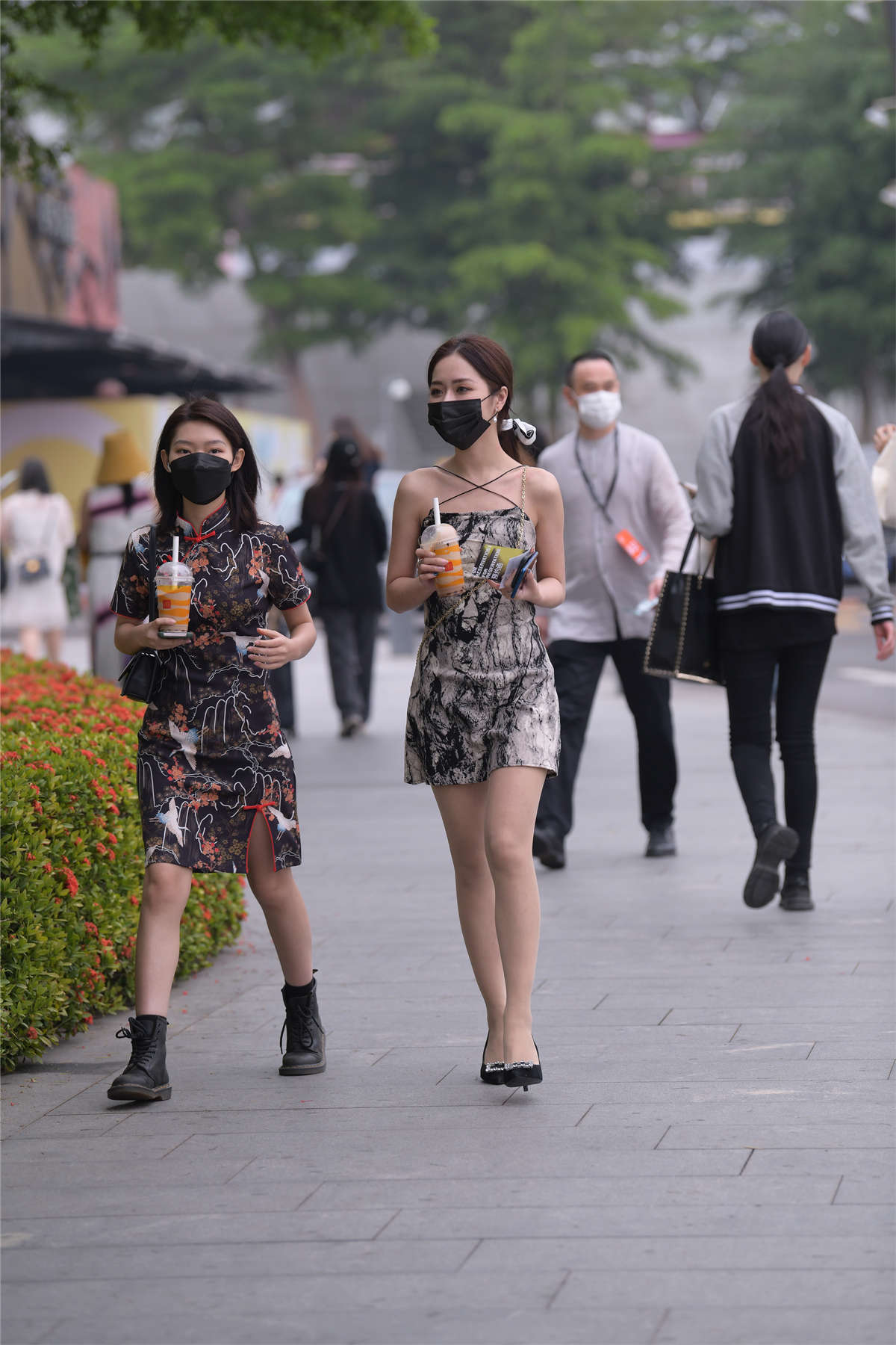 泼墨风吊带裙-日更街拍