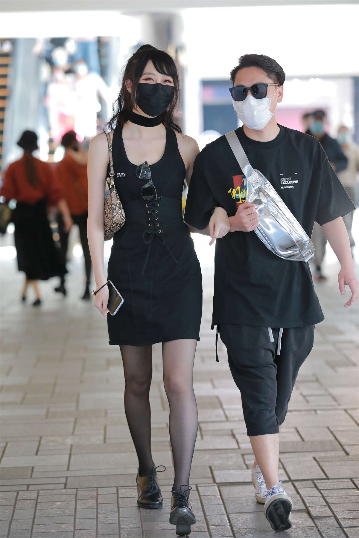 气质黑色吊带裙-日更街拍