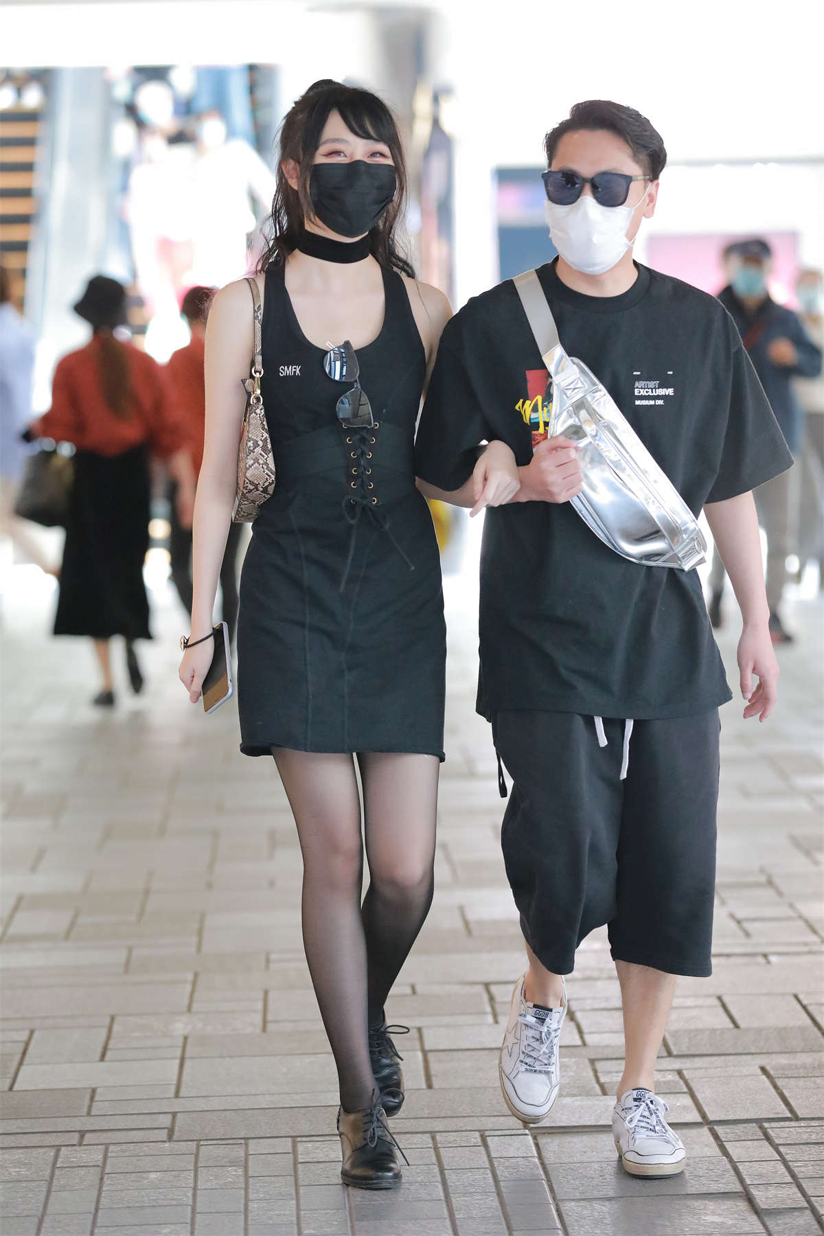 图片[2]-气质黑色吊带裙-日更街拍