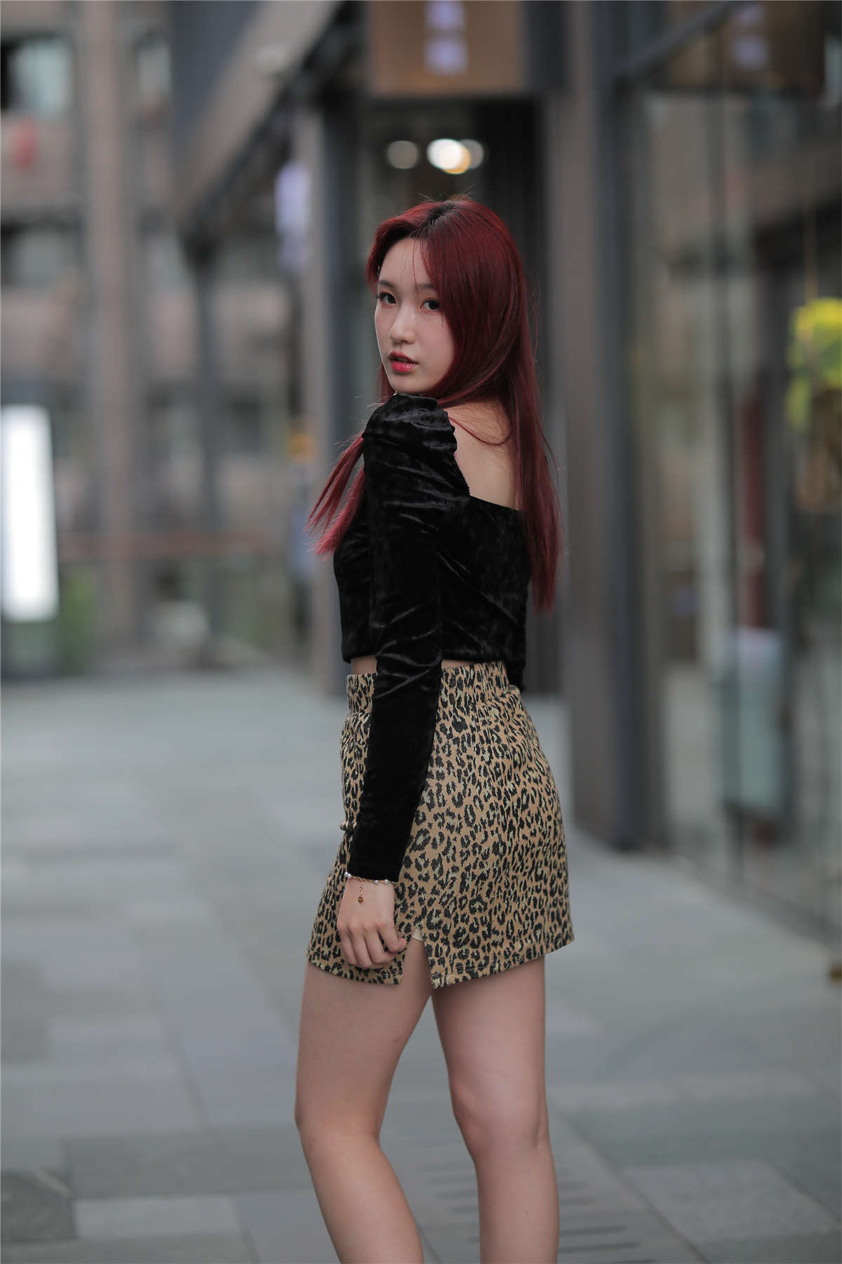 图片[2]-靓丽短靴豹纹裙-日更街拍