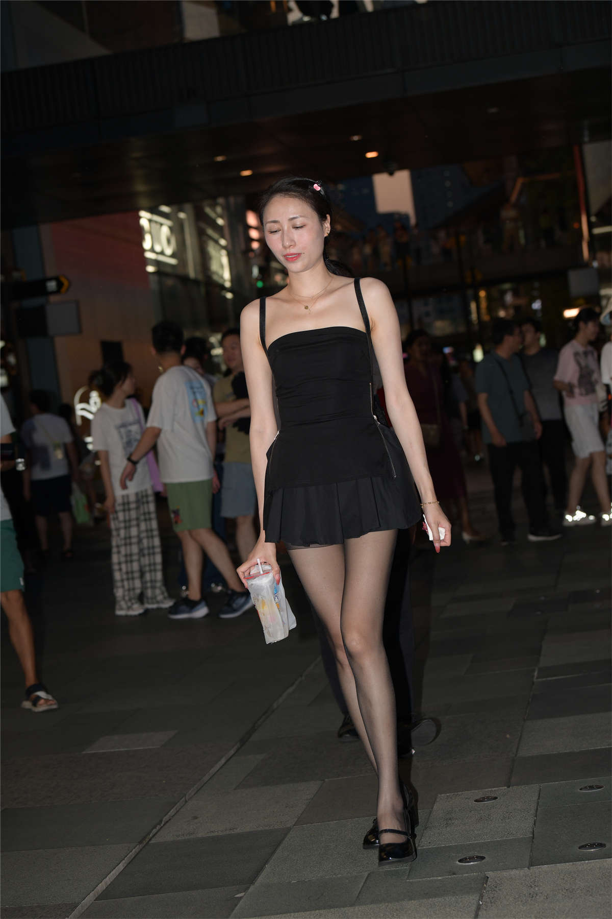 图片[2]-黑色吊带裙配黑丝-日更街拍