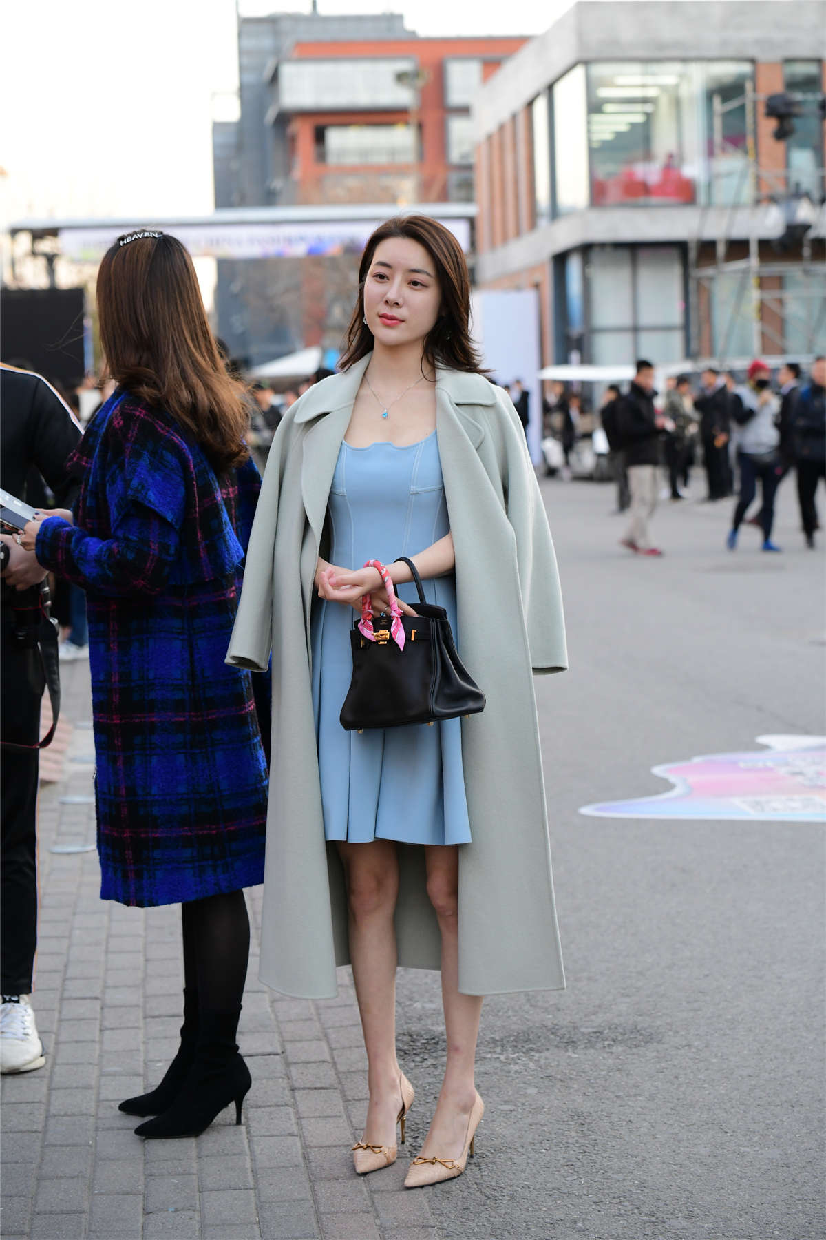图片[2]-温婉大衣外套小姐姐-日更街拍
