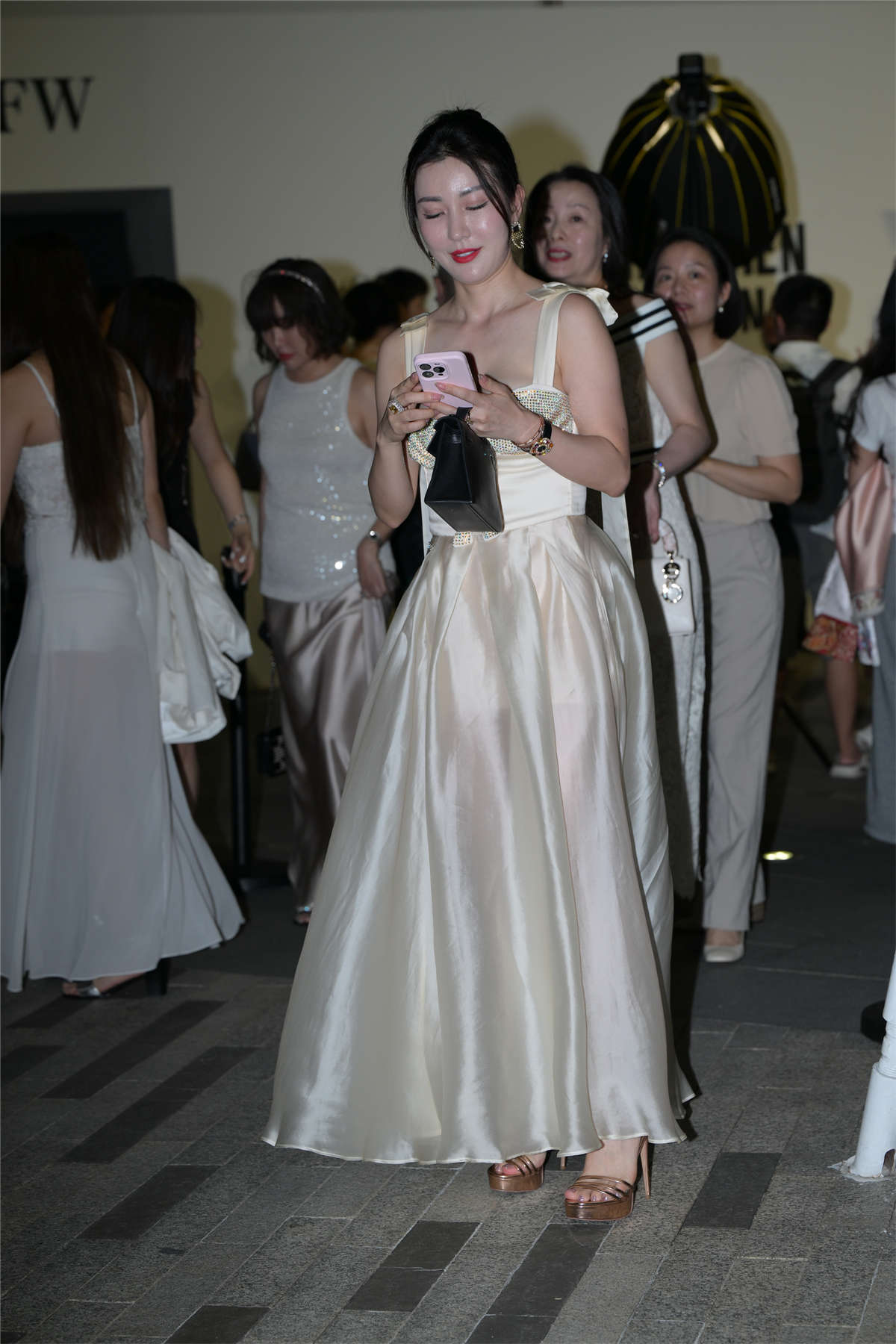 图片[2]-礼服长裙女神-日更街拍