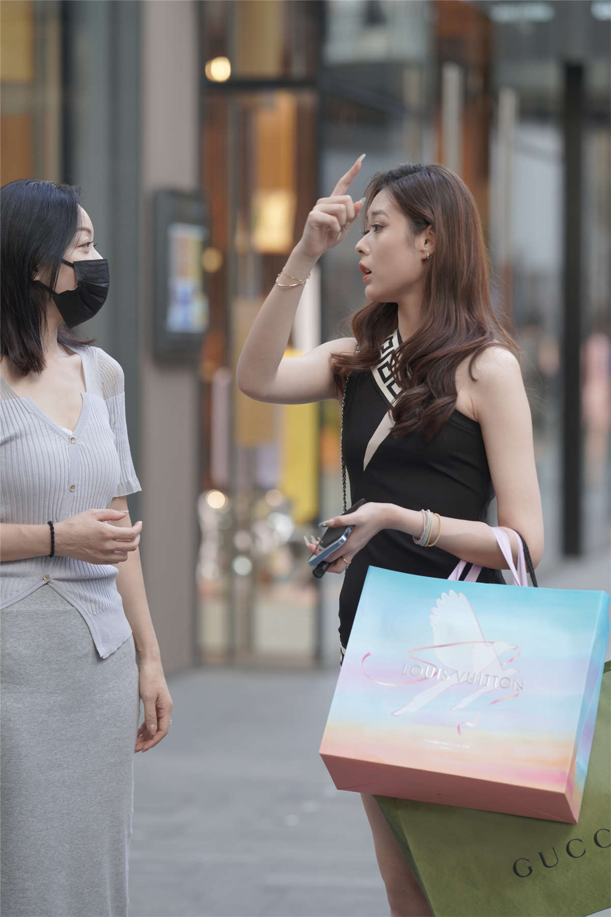 图片[2]-女神设计感黑裙-日更街拍