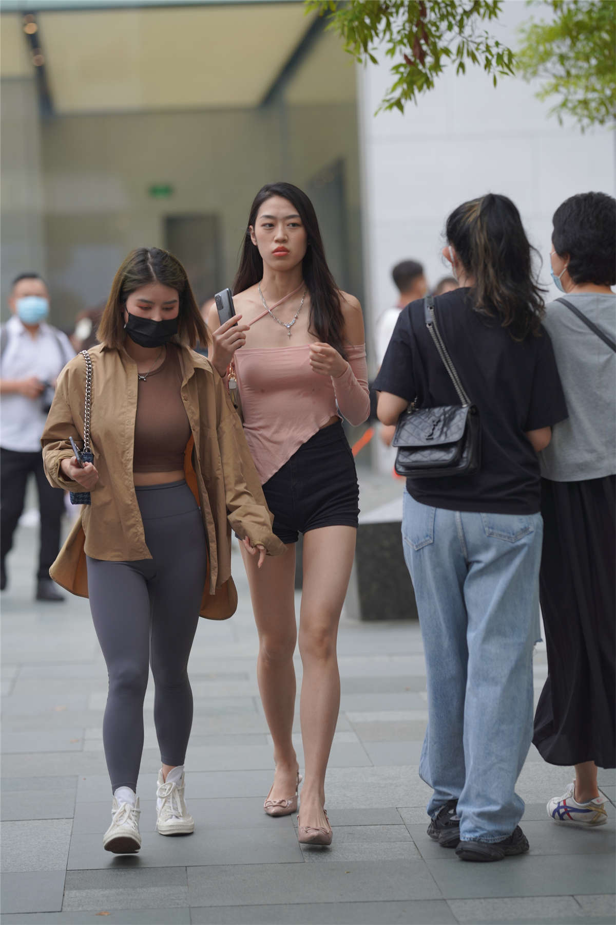 热裤长发美女-日更街拍