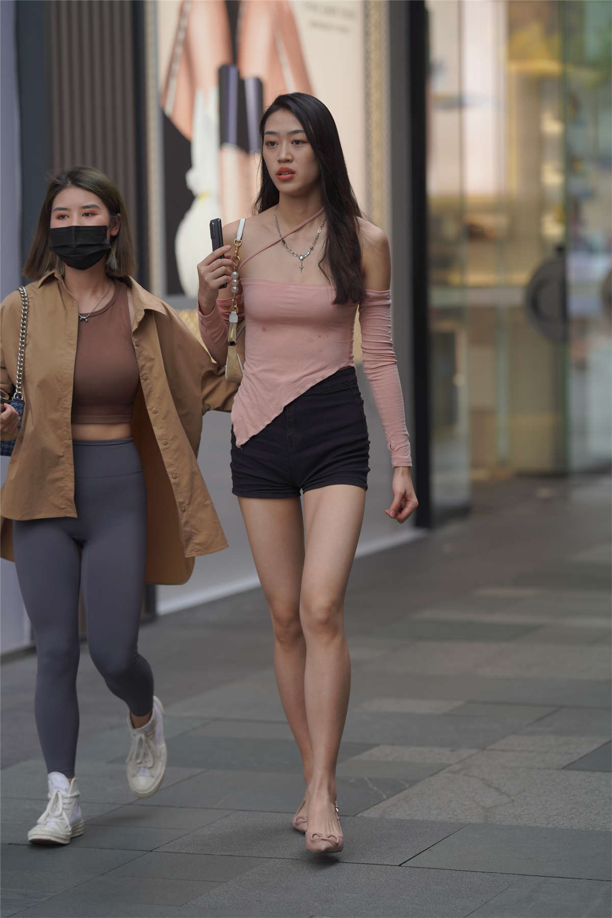 图片[2]-热裤长发美女-日更街拍