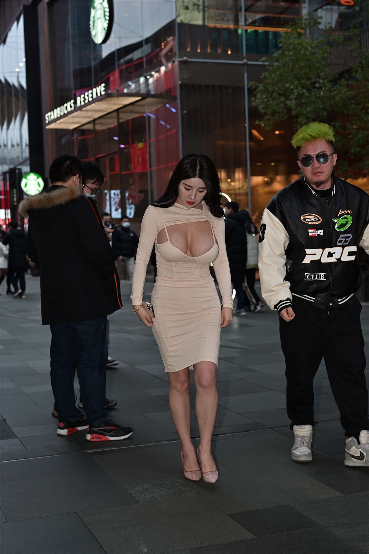 图片[2]-咖啡色修身裙-日更街拍