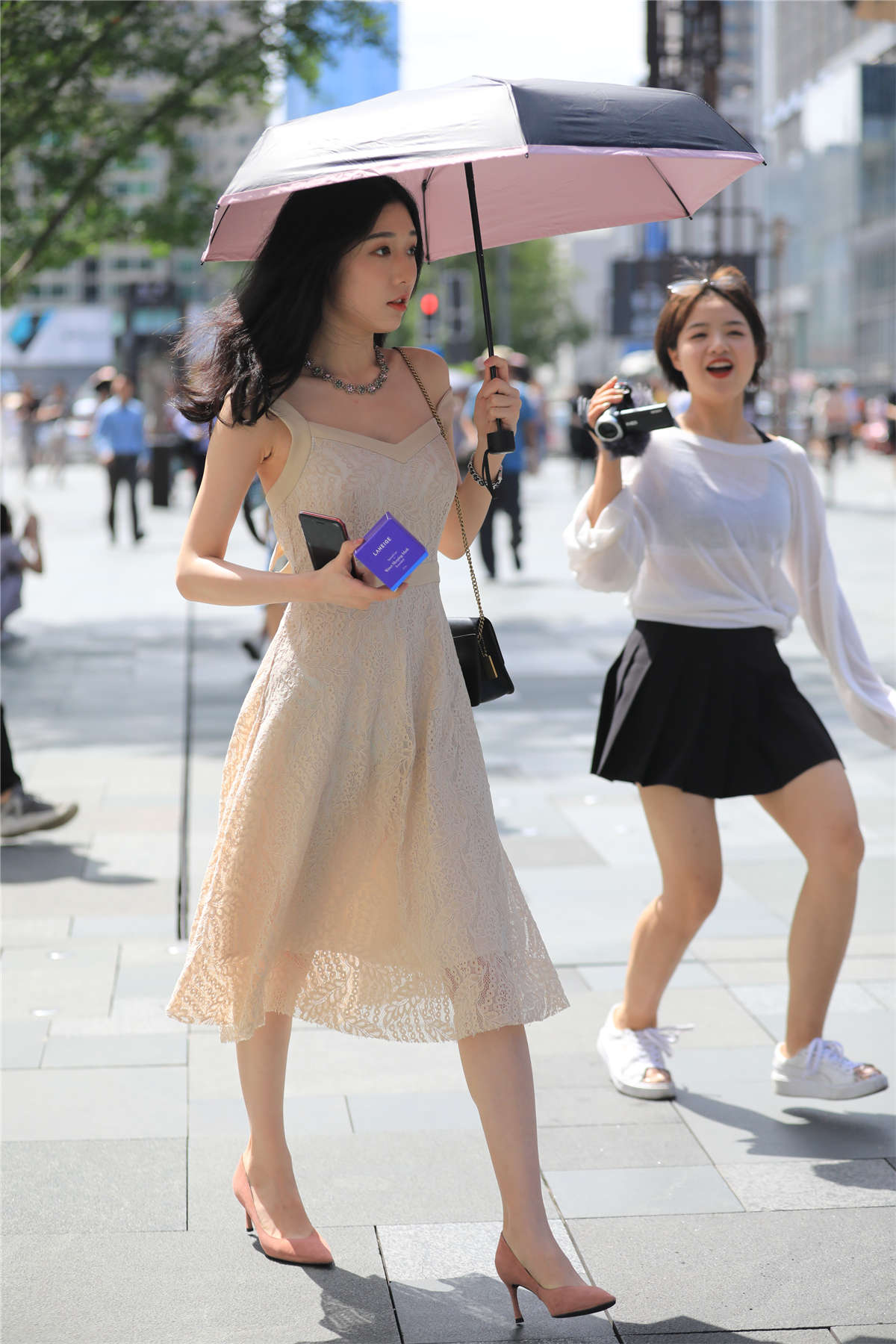 图片[2]-米色吊带裙女神-日更街拍