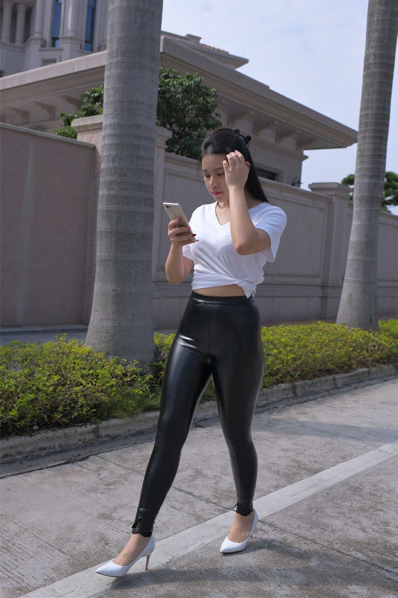 图片[2]-[魔镜原创摄影]紧身黑皮裤性感美女高清原图-日更街拍