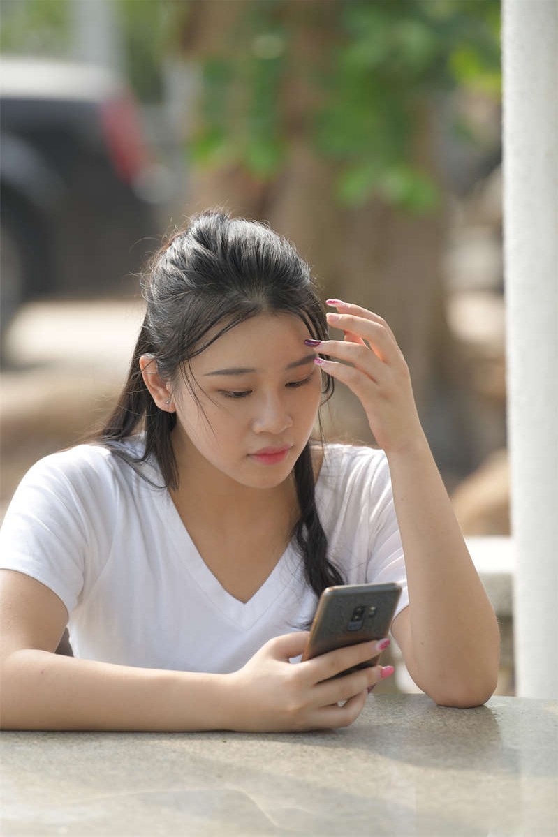 [魔镜原创摄影]紧身黑皮裤性感美女高清原图-日更街拍