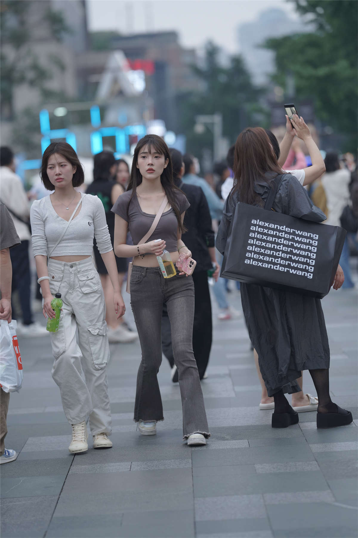 图片[2]-喇叭牛仔裤小蛮腰-日更街拍