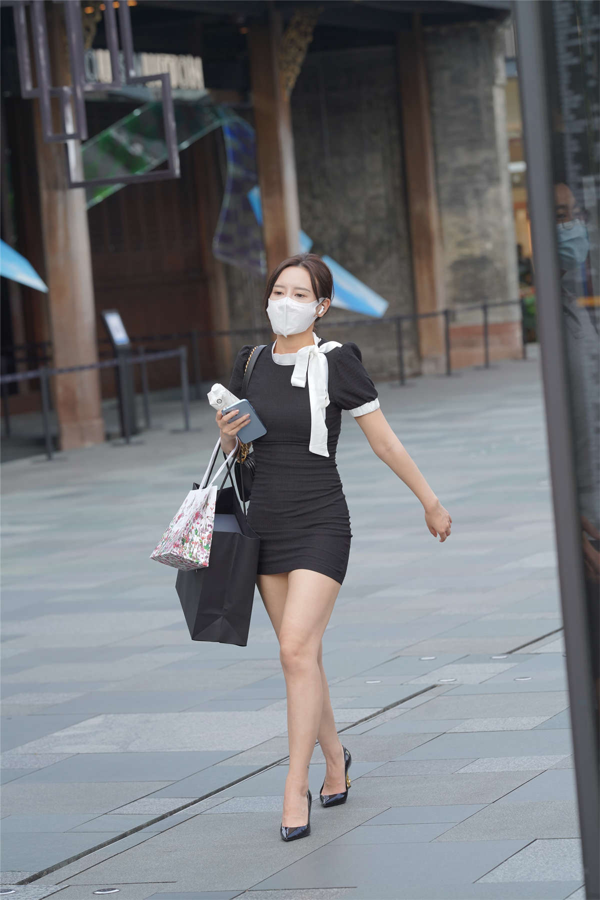 图片[2]-简约黑色修身裙-日更街拍